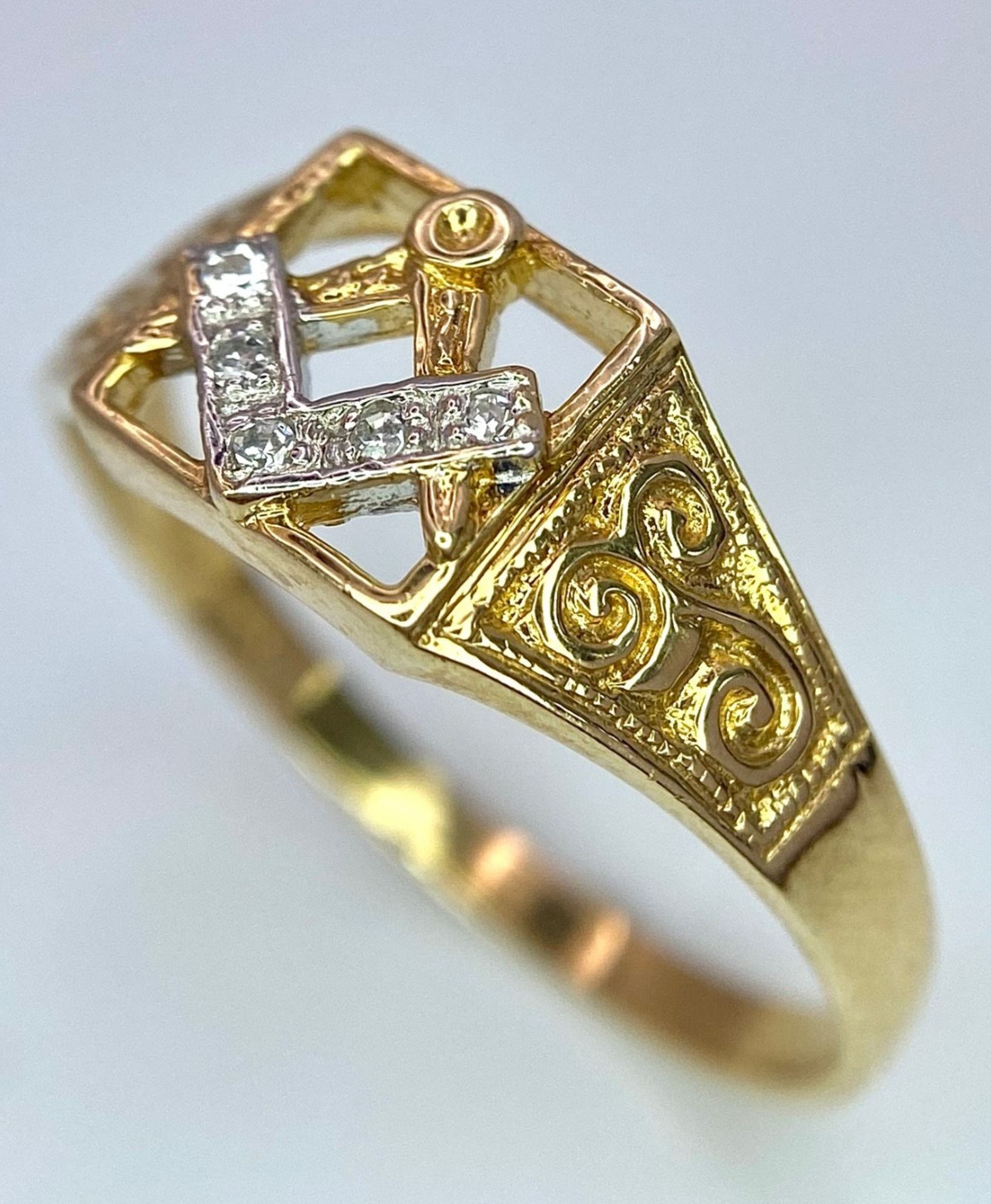 A 9K YELLOW GOLD DIAMOND SET MASONIC SYMBOL RING 2.7G SIZE U 1/2 SPAS 9017 - Image 3 of 6