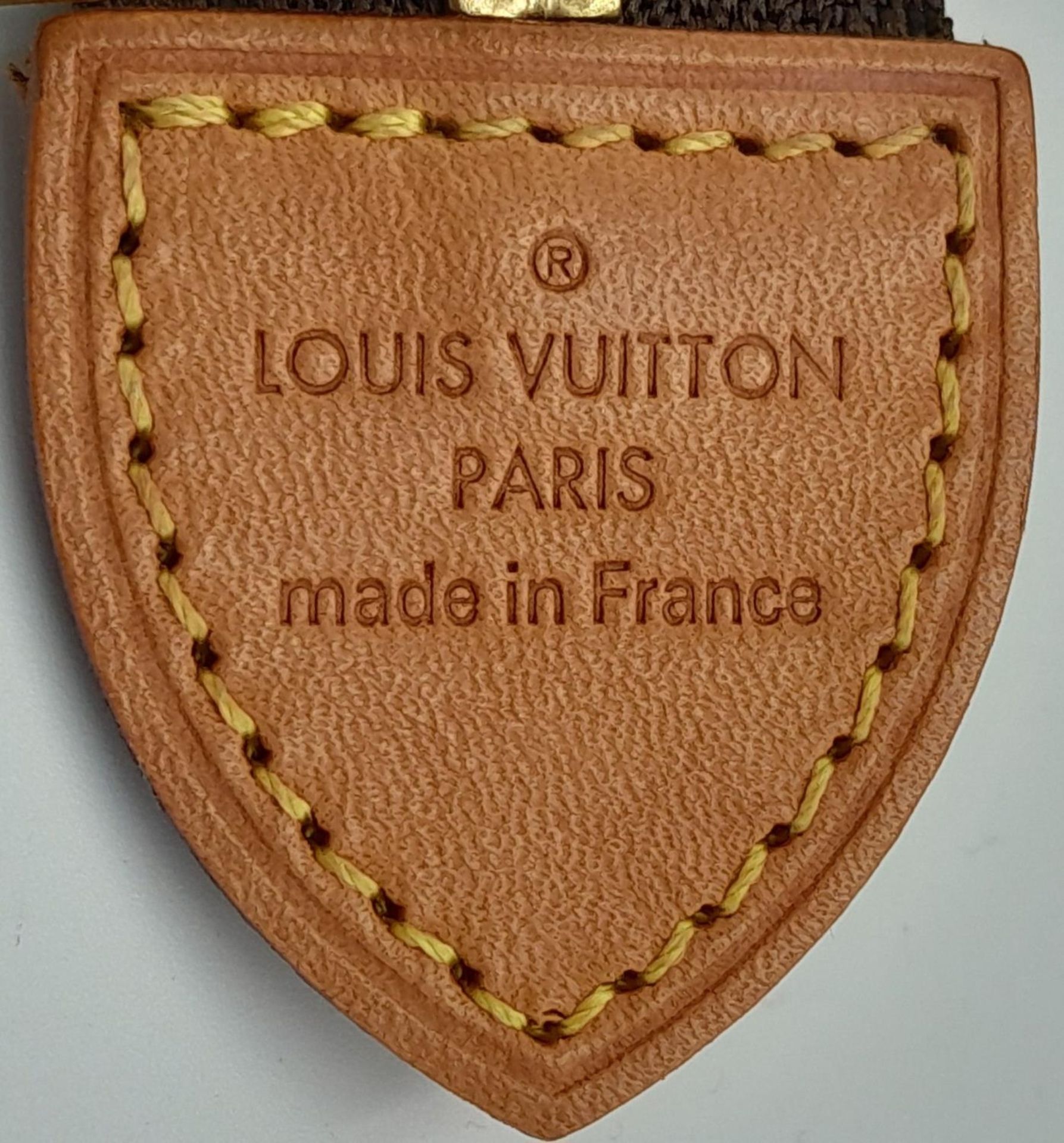 A Louis Vuitton Toiletries Pouch. Monogramed canvas exterior with gold-toned hardware and zipped top - Bild 8 aus 9