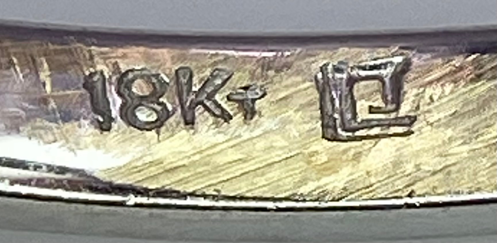AN 18K WHITE GOLD, DIAMOND 3 STONE RING - PRINCESS CUT CENTRE WITH A TAPPERED BAGUETTE DIAMOND - Bild 7 aus 7