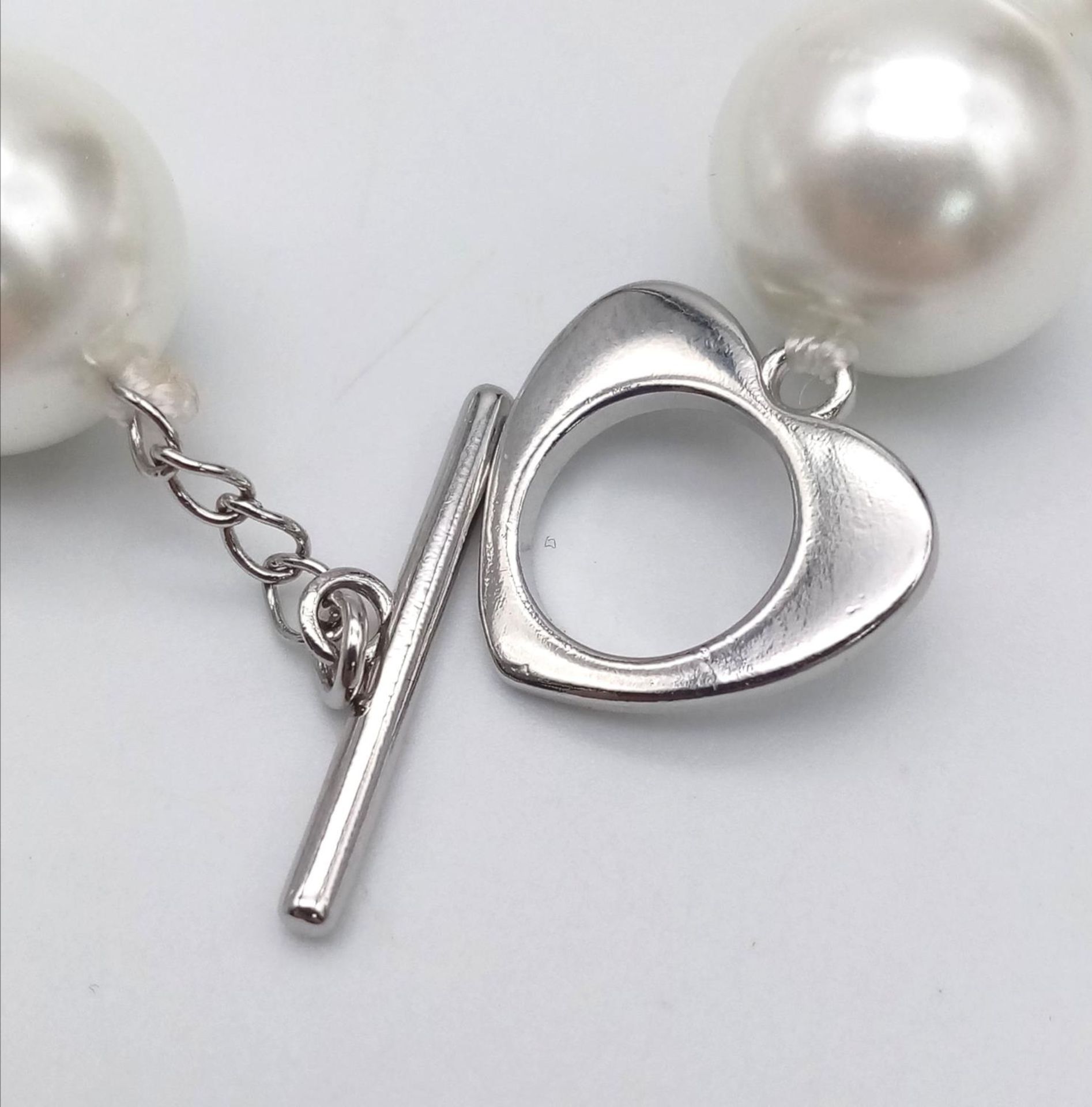 A White South Sea Pearl Necklace with Heart Clasp. 14mm beads. 44cm necklace length. - Image 3 of 3