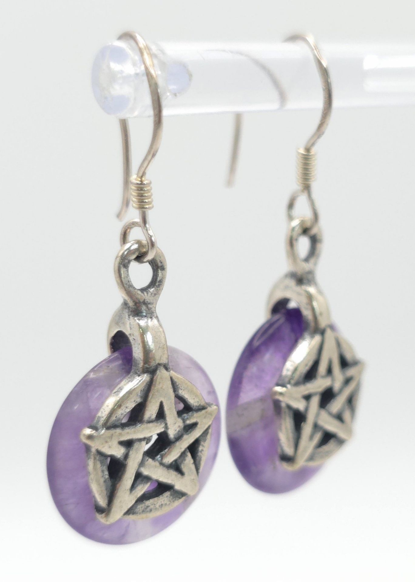 A Pair of Sterling Silver and Amethyst Pentacle Earrings. 3cm Drop. Set with 1.5cm Round Wheel - Bild 3 aus 5