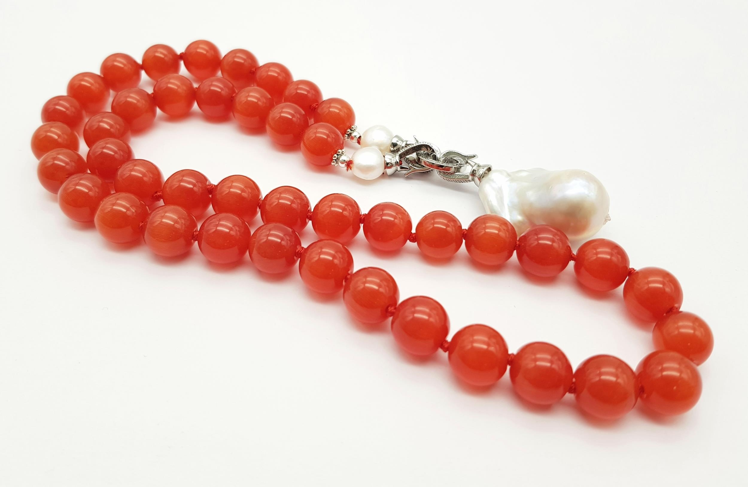 A Deep Orange Cat's Eye Beaded Necklace with a Hanging Keisha Baroque Pearl Pendant. 12mm beads. - Image 4 of 4