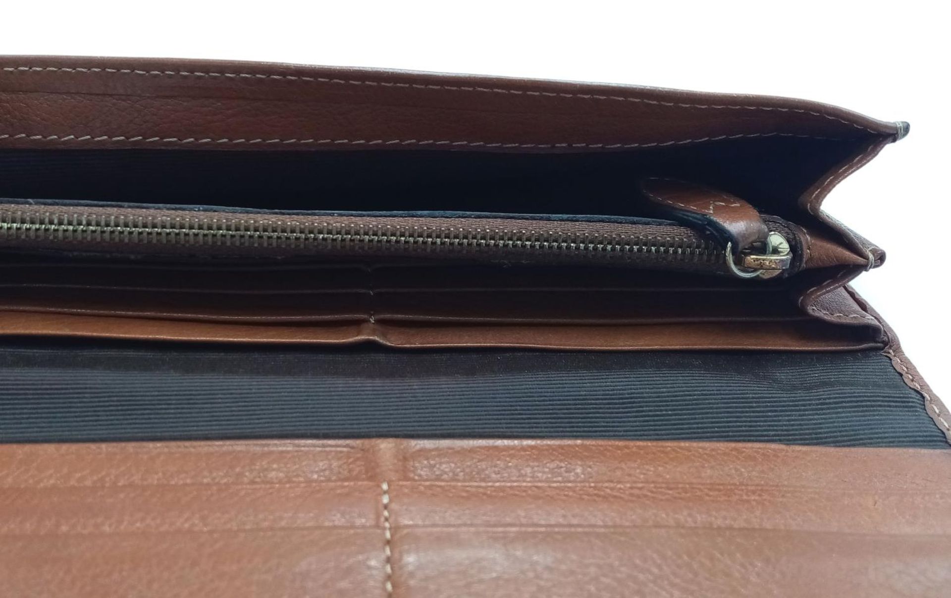 A Mulberry Brown Daria Continental Wallet. Leather exterior with gold-toned hardware, a zipped - Bild 2 aus 7