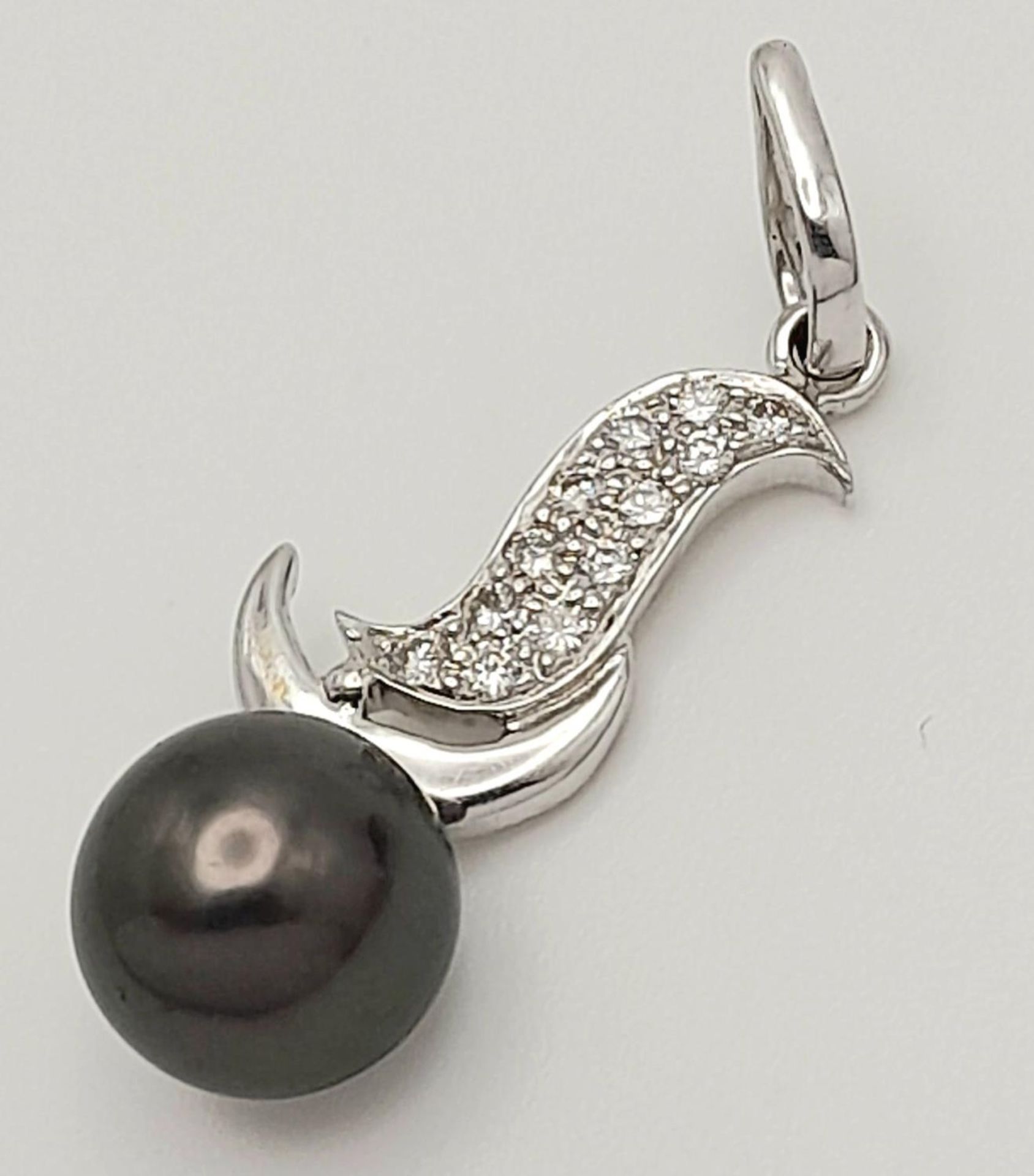 A 18K WHITE GOLD BLACK PEARL & DIAMOND PENDANT 2.1G , 35mm x 10mm. M 5