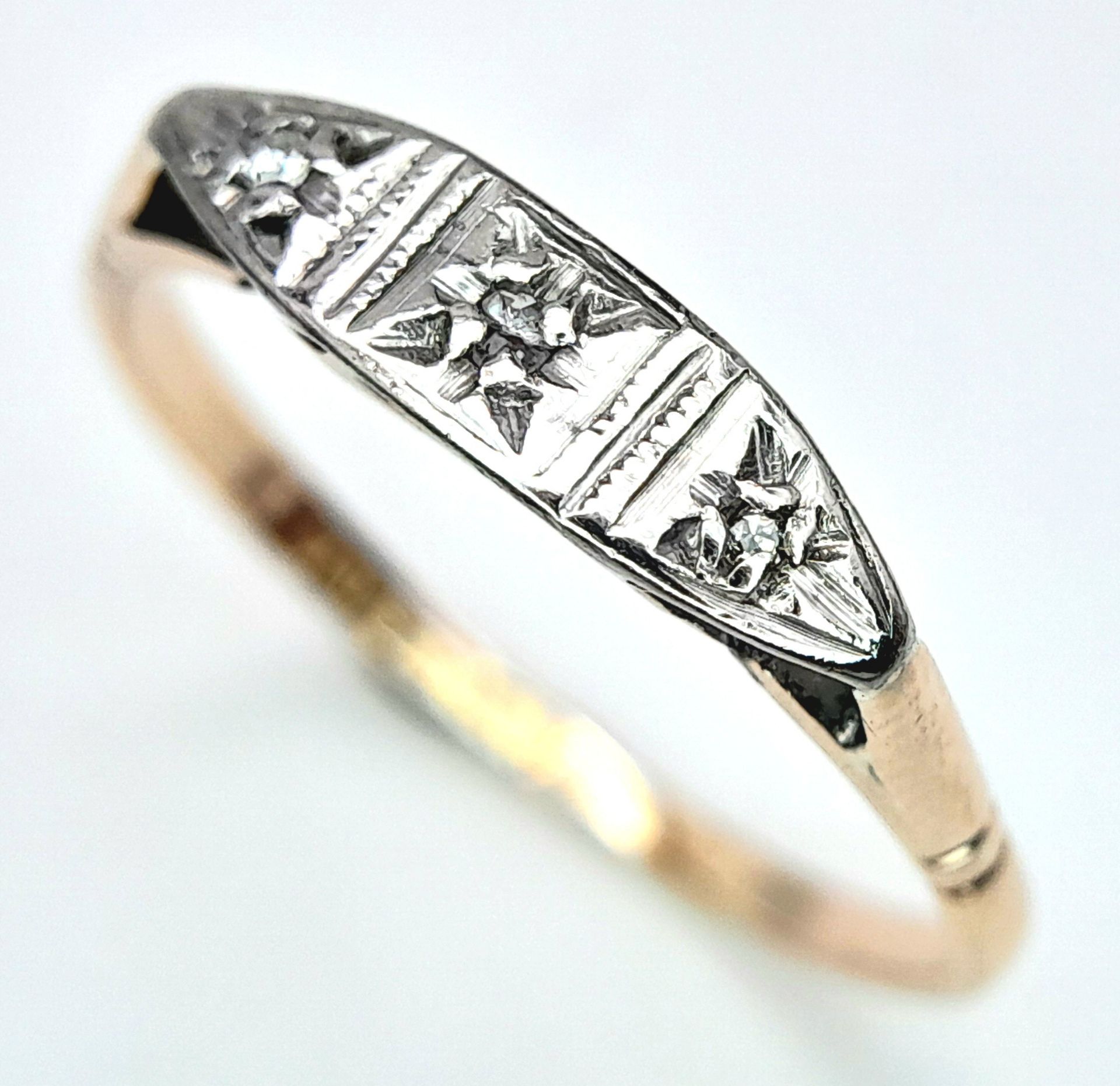 AN 18K YELLOW GOLD & PLATINUM 3 STONE VINTAGE DIAMOND RING. Size N, 1.3g total weight. Ref: SC 8062