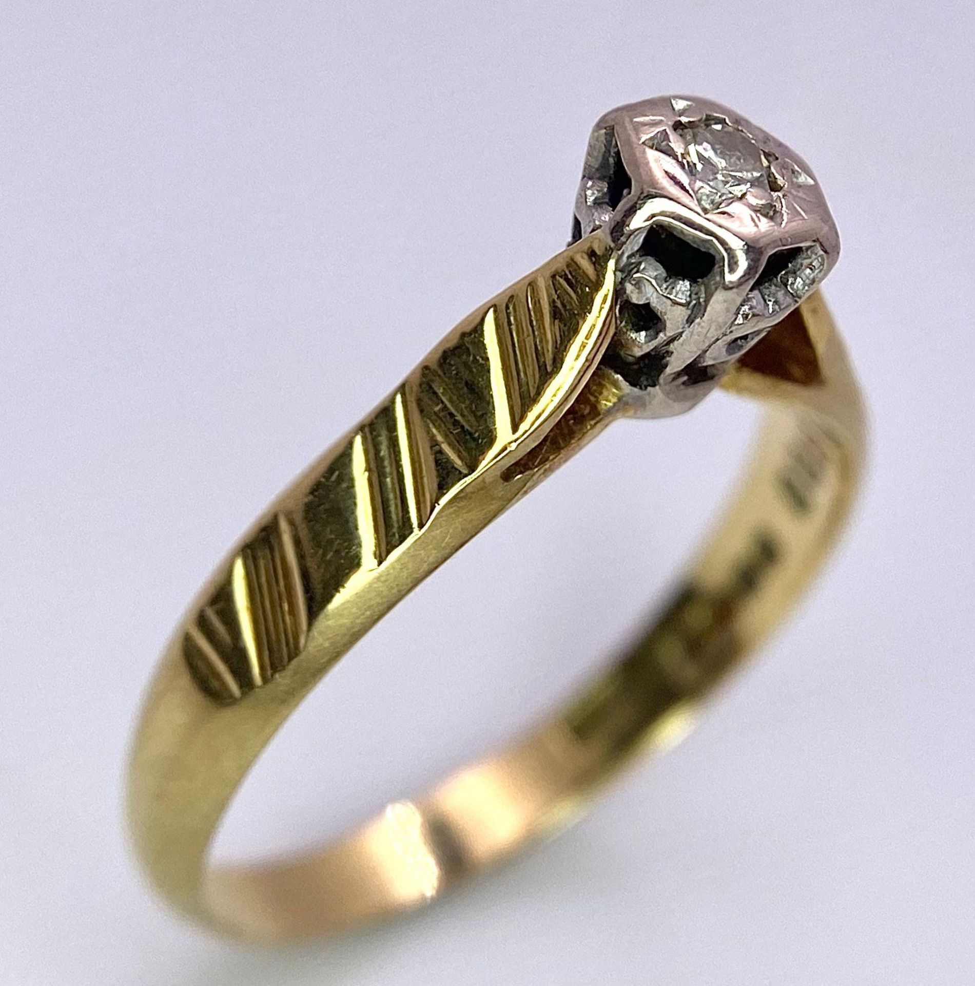 A Vintage 18K Yellow Gold Diamond Solitaire Ring. Size L. 2.41g total weight. Full UK hallmarks. - Bild 2 aus 5