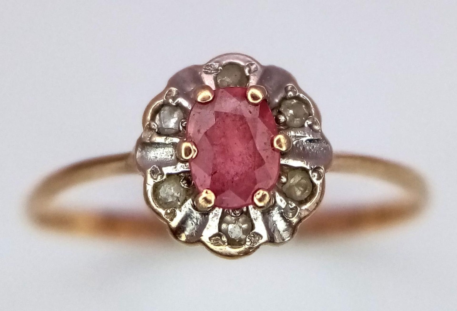 A 14K (TESTED) YELLOW GOLD DIAMOND & RUBY RING. Size K, 0.9g total weight. Ref: SC 9032 - Bild 2 aus 5