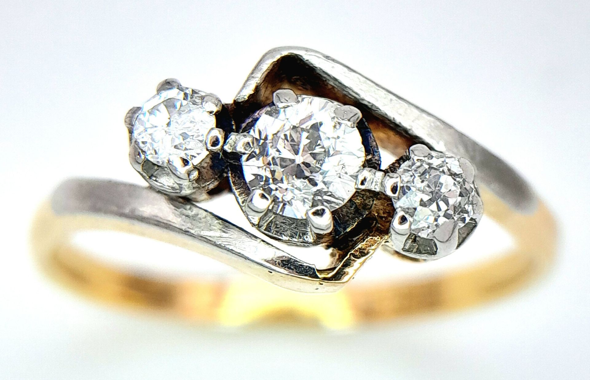 AN 18K YELLOW GOLD, DIAMOND SET, CROSSOVER 3 STONE RING. 0.25CT. 2.8G. SIZE L - Image 4 of 6
