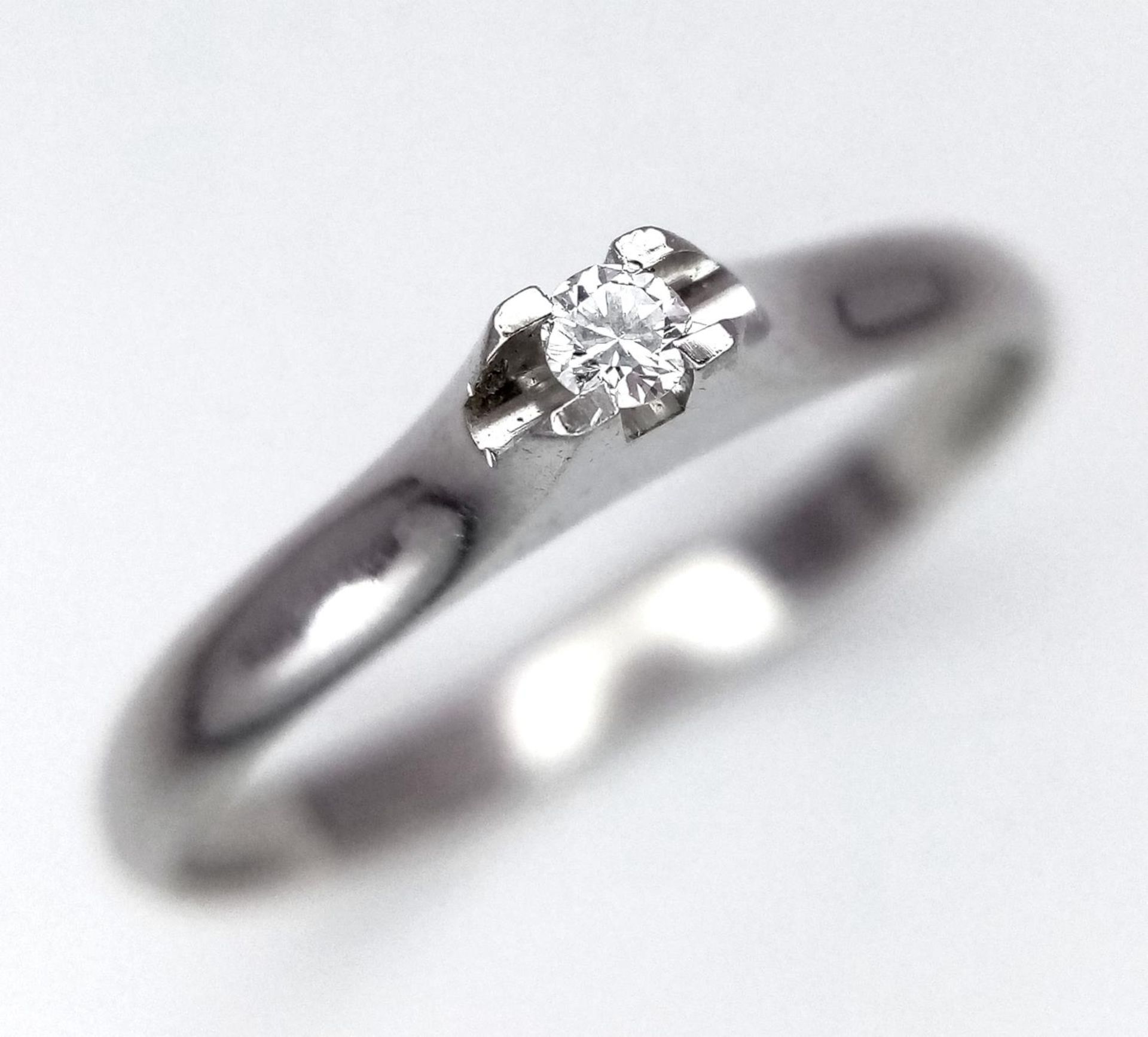 A 9K WHITE GOLD DIAMOND SOLITAIRE RING 1.8G SIZE N. ref: SPAS 9020