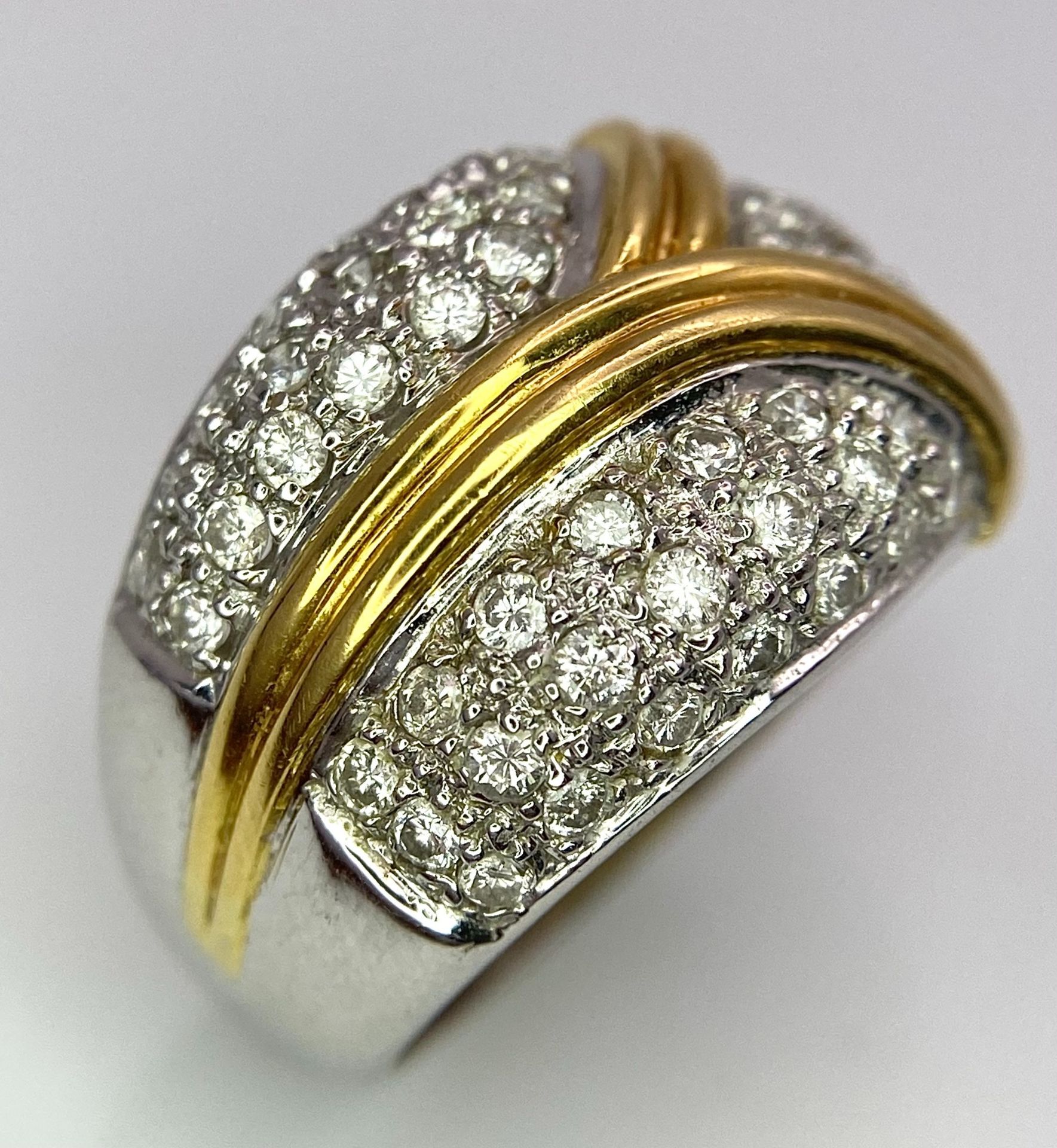 An 18K White and Yellow Gold Diamond Cluster Ring. Three small fields of diamonds separated by - Bild 2 aus 8