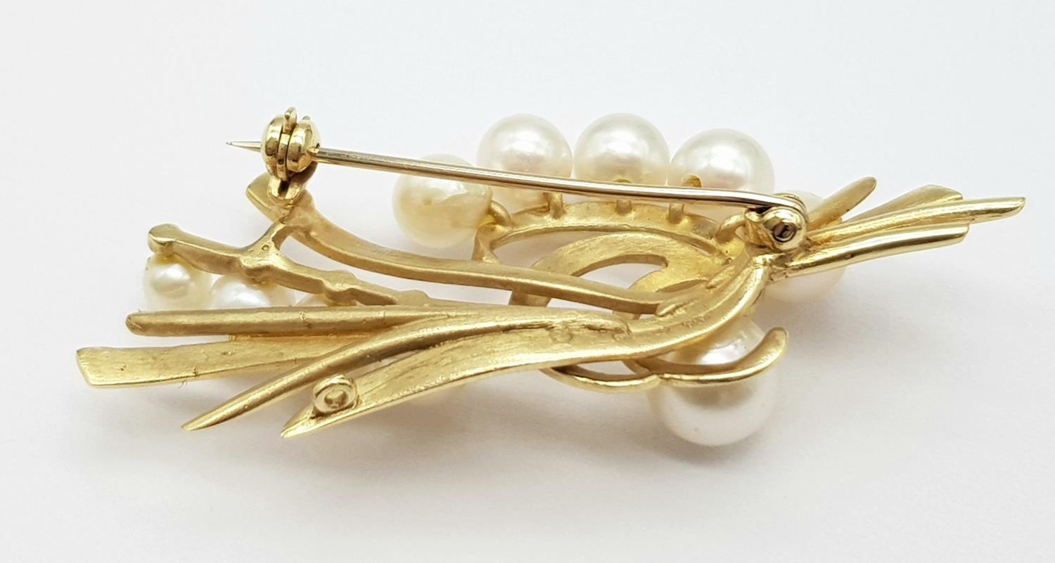 A 9K Yellow Gold and Decorative Cultured Pearl Brooch. 5cm x 2.5cm. 8g total weight. - Image 5 of 7