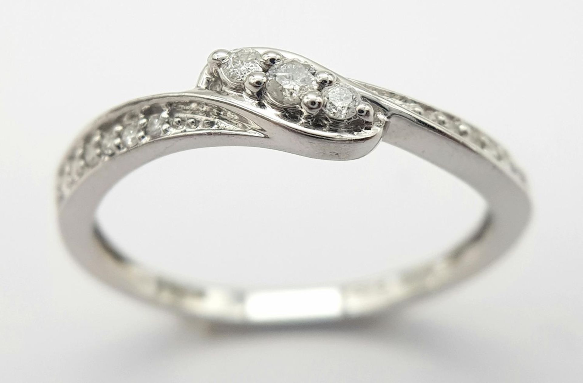 A 9K WHITE GOLD DIAMOND RING 0.15CT 1.9G SIZE P. SC 9009 - Image 2 of 5