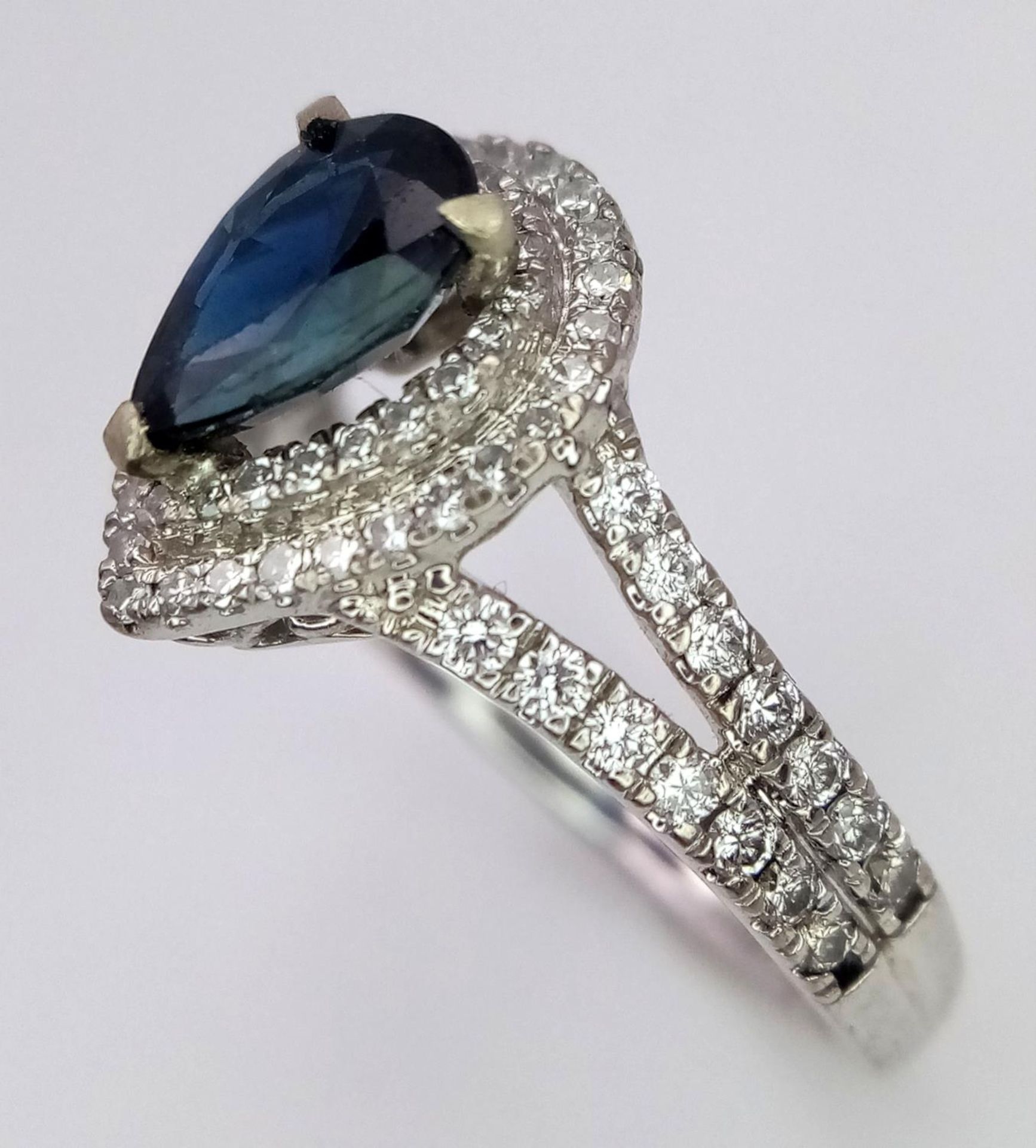 An 18K White Gold Sapphire and Diamond Ring. Teardrop sapphire with a 0.50ctw diamond surround. Size - Bild 3 aus 5