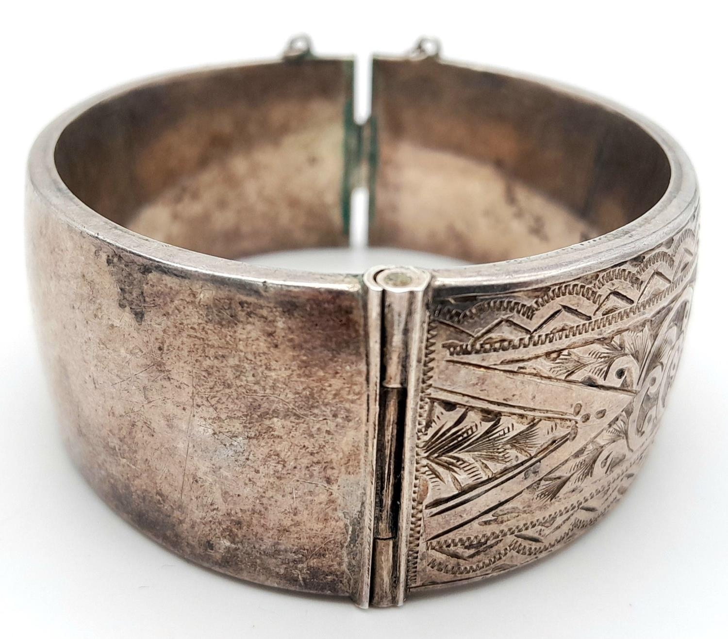 A Silver Victorian Engraved Bangle. 6.3cm diameter, 3cm band width, 43.69g weight. - Image 5 of 8