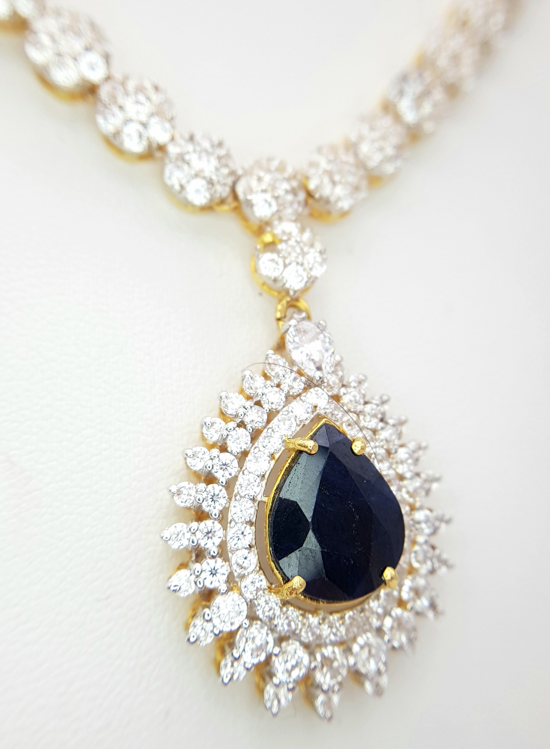 A Fabulous Jewellery Lot! A 21K Rich Yellow Gold Diamond and White Stone (one missing) Necklace with - Bild 3 aus 8