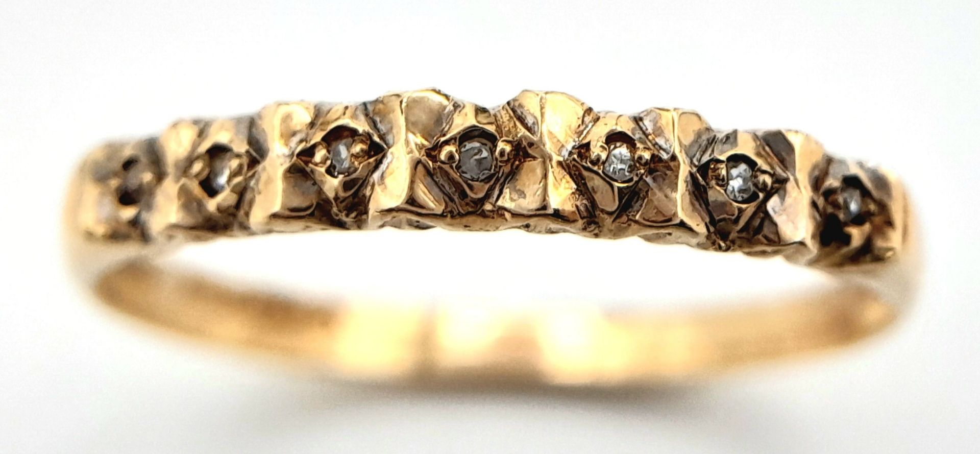 A 9K YELLOW GOLD DIAMOND BAND RING. 1.1G. SIZE O - Bild 3 aus 6