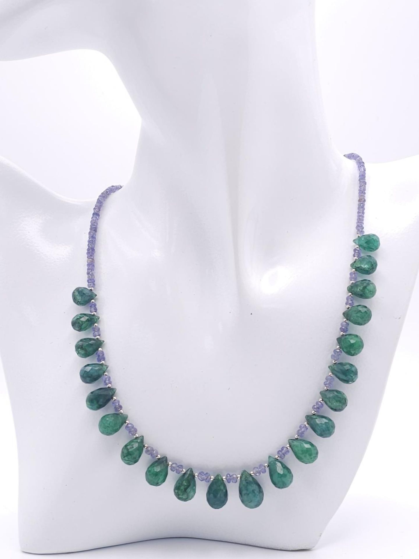 A 125ctw Tanzanite Gemstone Single Strand Necklace with Emerald Drops. 925 Silver Clasp. 42cm. - Image 4 of 4