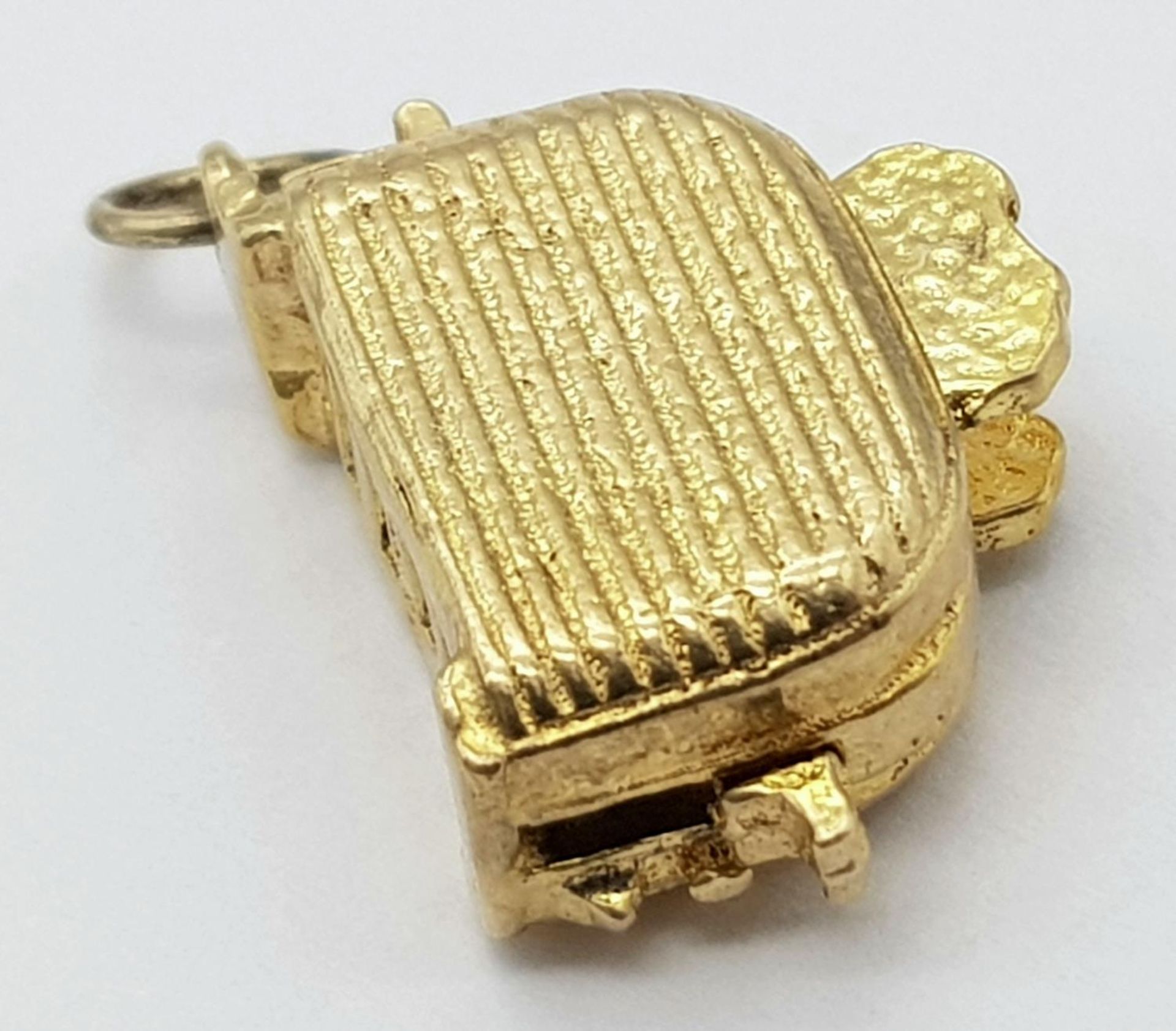 A 9K YELLOW GOLD TOASTER CHARM, WHICH HAS TOAST THAT YOU CAN FLIP OUT VERY CUTE 5.5G , approx 20mm x - Bild 2 aus 5