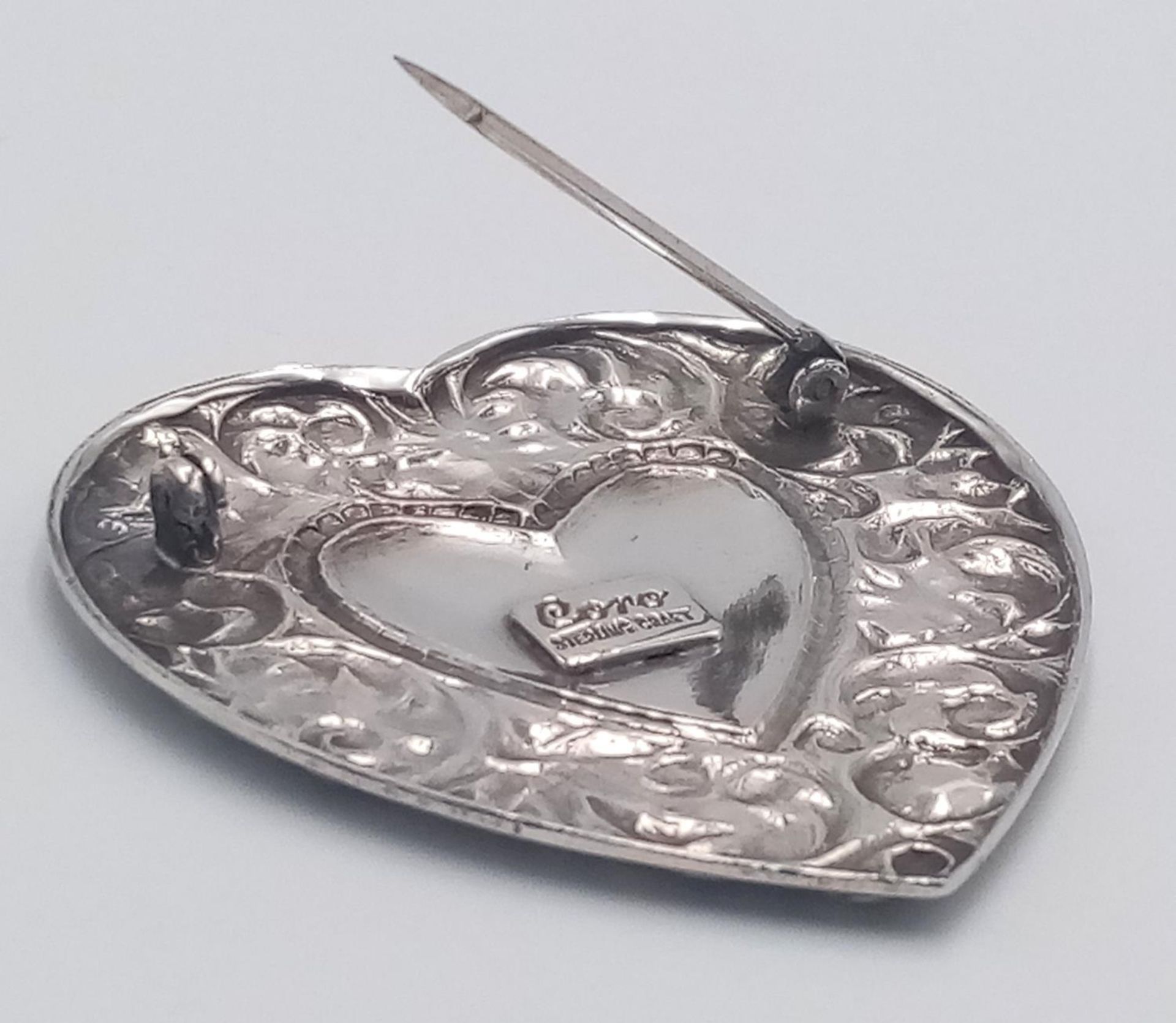 A STERLING SILVER (TESTED AS) HEART BROOCH BY CORO STERLING CRAFT 13.6G , 46mm x 44mm. SC 9086 - Bild 2 aus 4