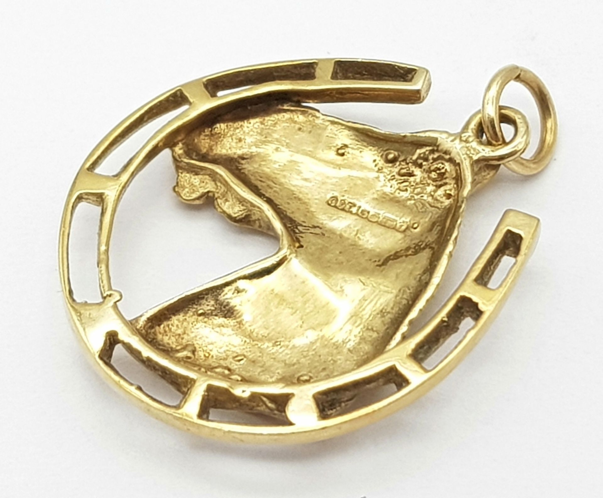 A 9K Yellow Gold Horse and Horse-Shoe Lucky Pendant! Great for a day at the races. 3cm. 3.42g - Image 3 of 5