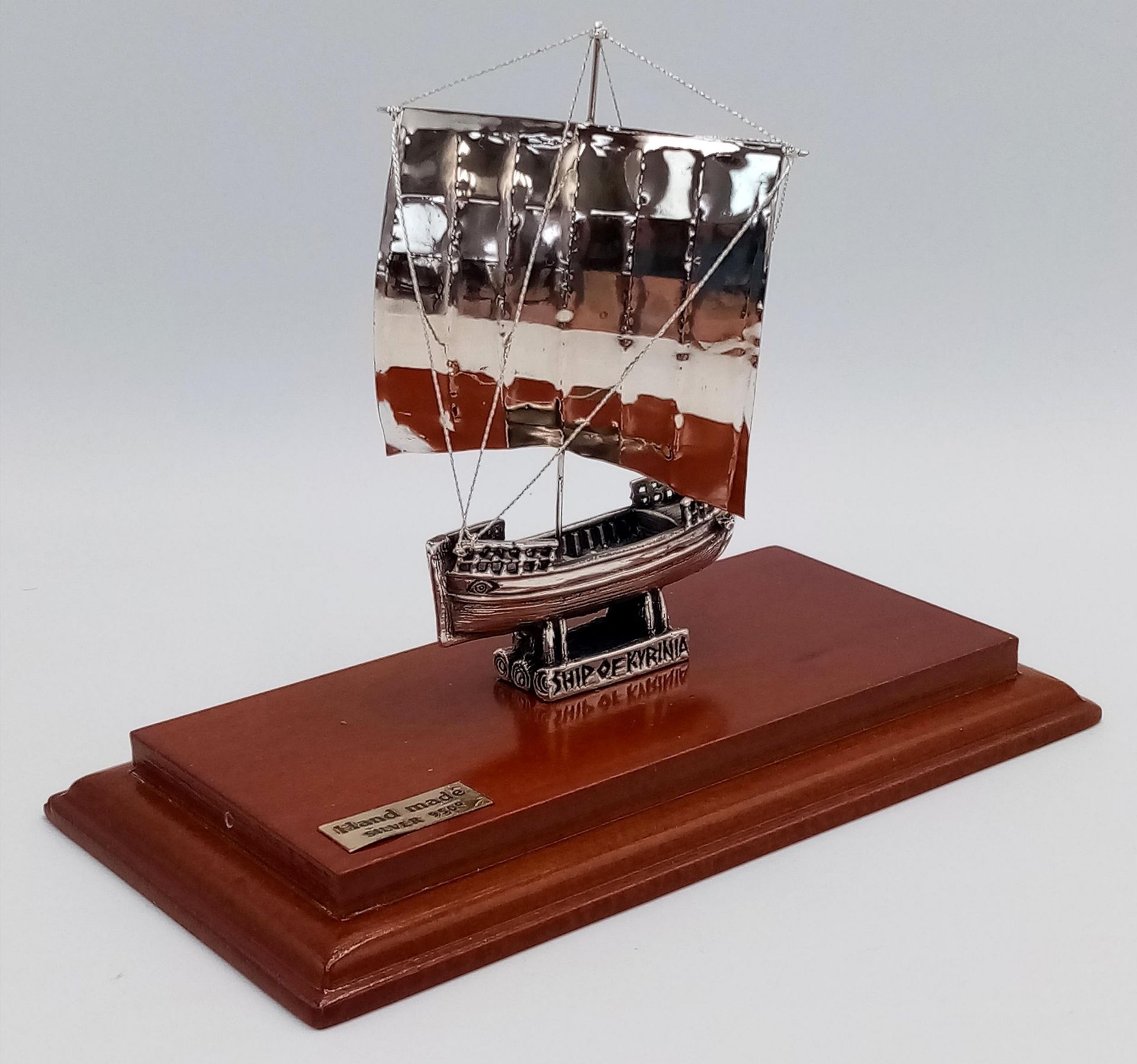 A Vintage 950 Silver Sailing Ship Model on Wood Plinth in Display Case. Silver Weight 35 Grams. Case - Bild 3 aus 6