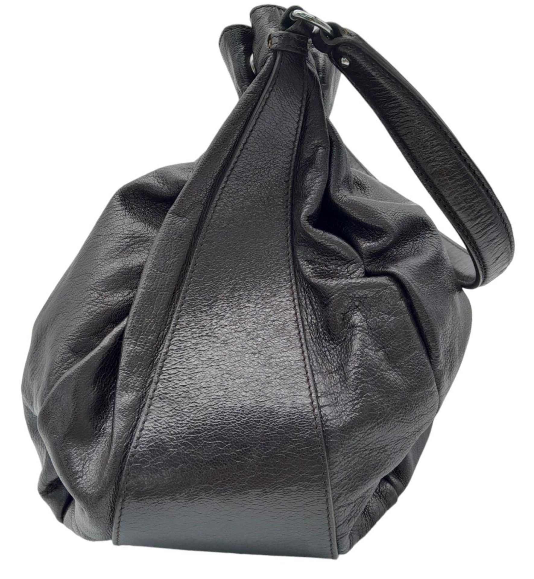 A Celine Dark Brown Shoulder Bag. Leather exterior with silver-toned hardware, single strap, press - Bild 4 aus 10