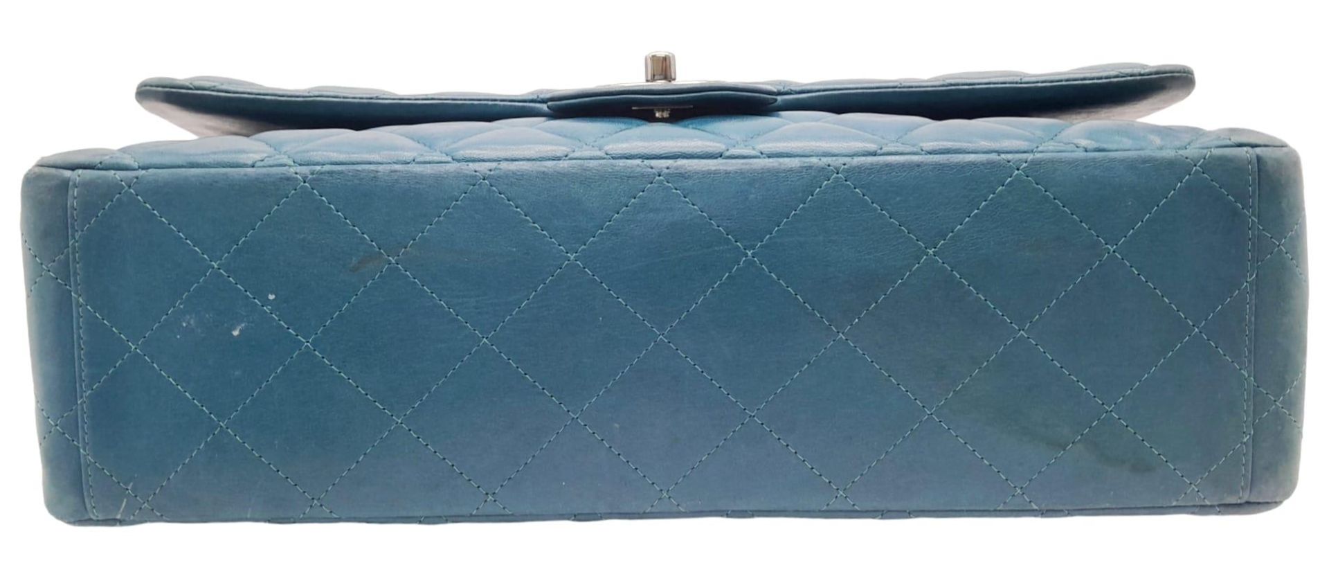 A Chanel Teal Jumbo Classic Double Flap Bag. Quilted leather exterior with silver-toned hardware, - Bild 5 aus 14