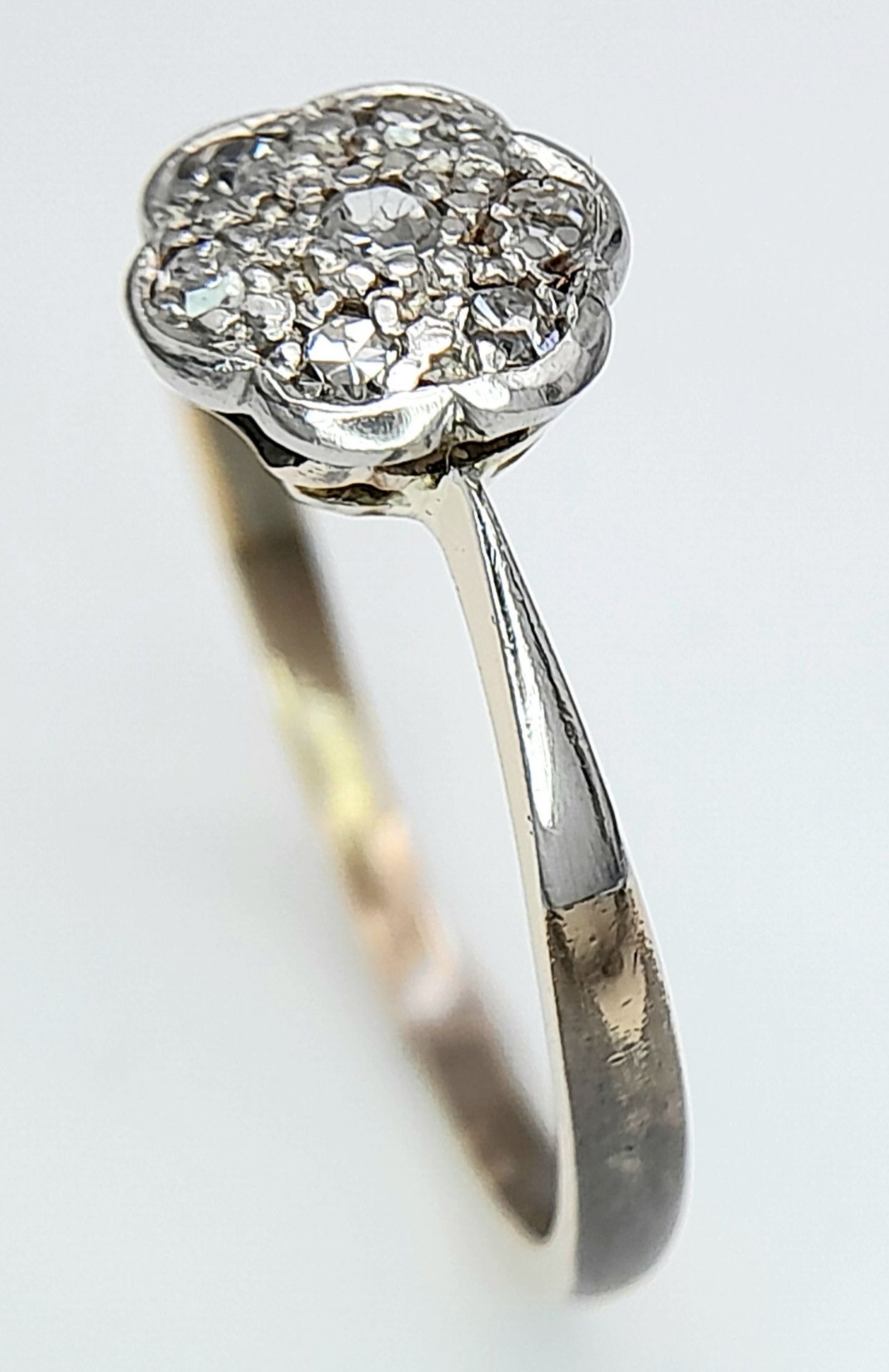 AN 18K YELLOW GOLD & PLATINUM VINTAGE DIAMOND CLUSTER RING. Size R, 3.1g total weight. Ref: SC 8065 - Image 5 of 7