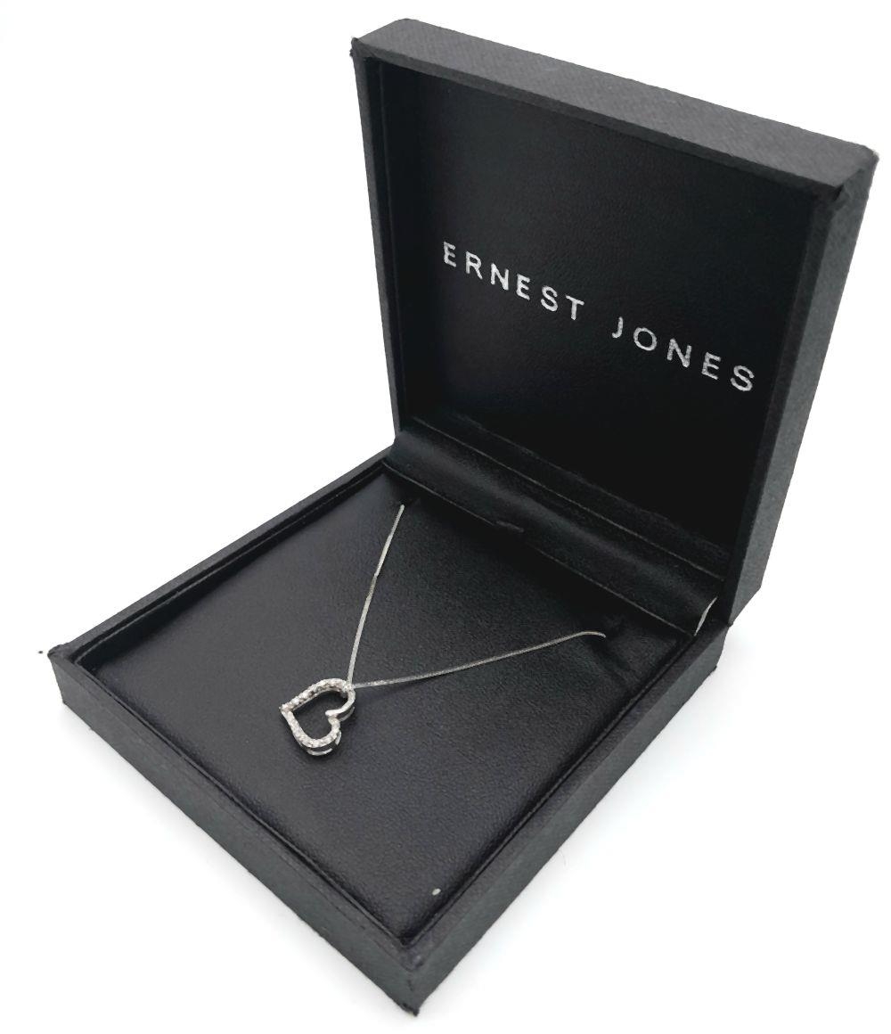 A 9K White Gold Diamond Heart Pendant Necklace. Comes with presentation box. 1.3cm pendant, 45cm - Image 5 of 7