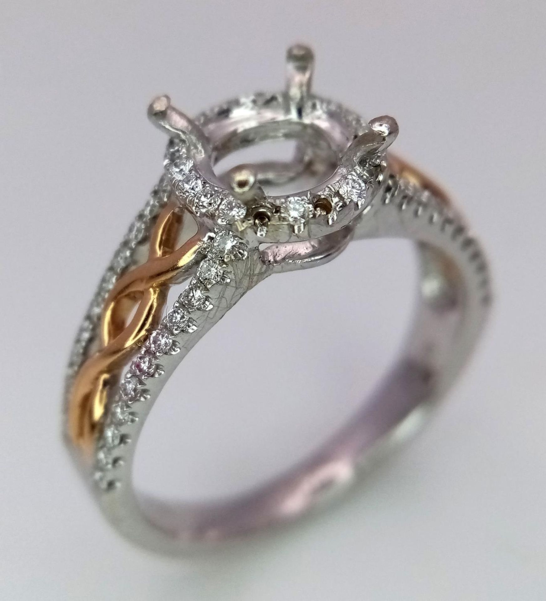 A 18K TWO GOLD TONE DIAMOND SET HALO RING WITH DIAMOND SPLIT SHOULDERS. 0.26CT DIAMONDS. READY TO - Image 5 of 8