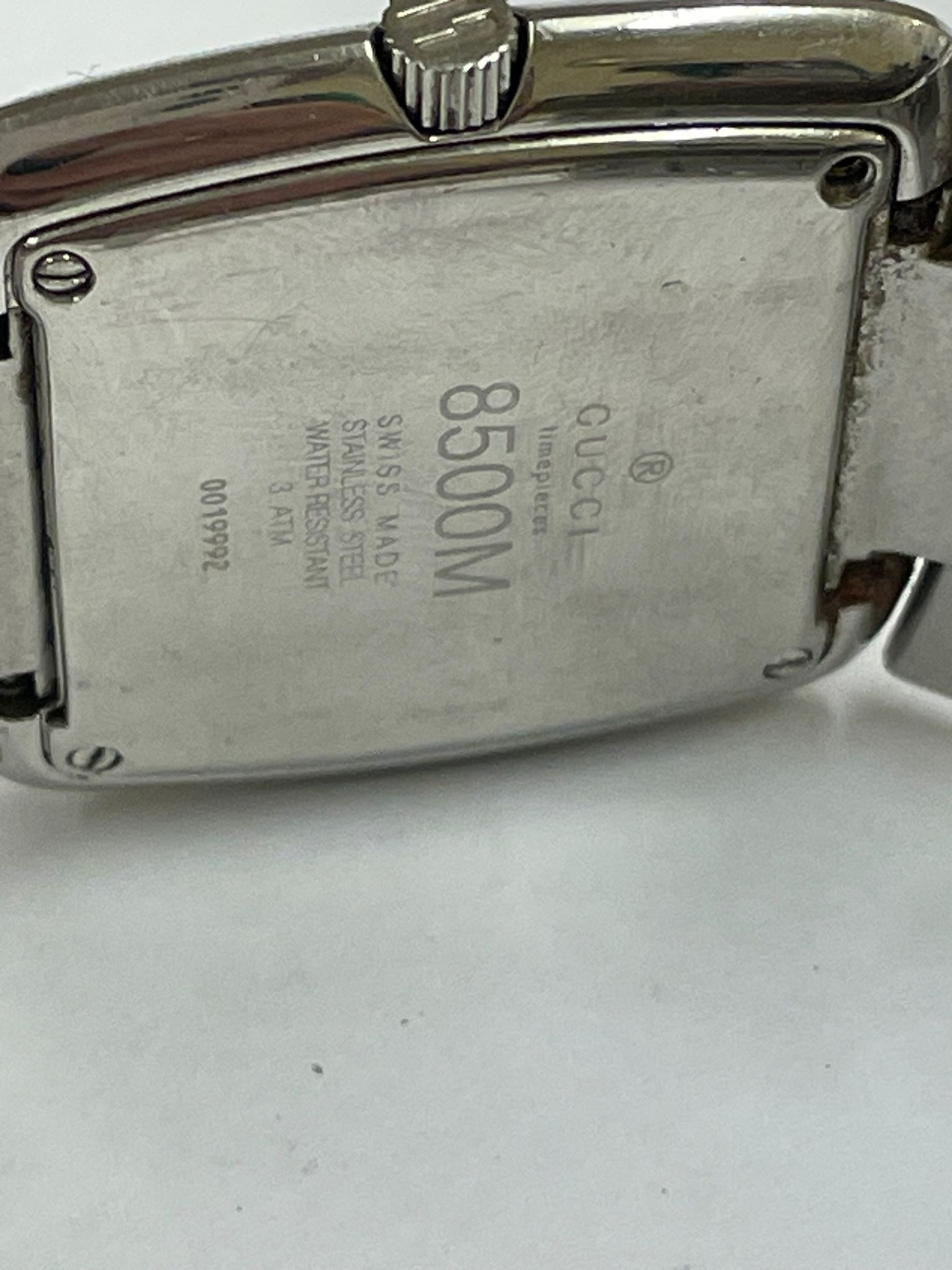 A Gents Gucci 8500M quartz date watch , needs battery as found . - Image 4 of 4