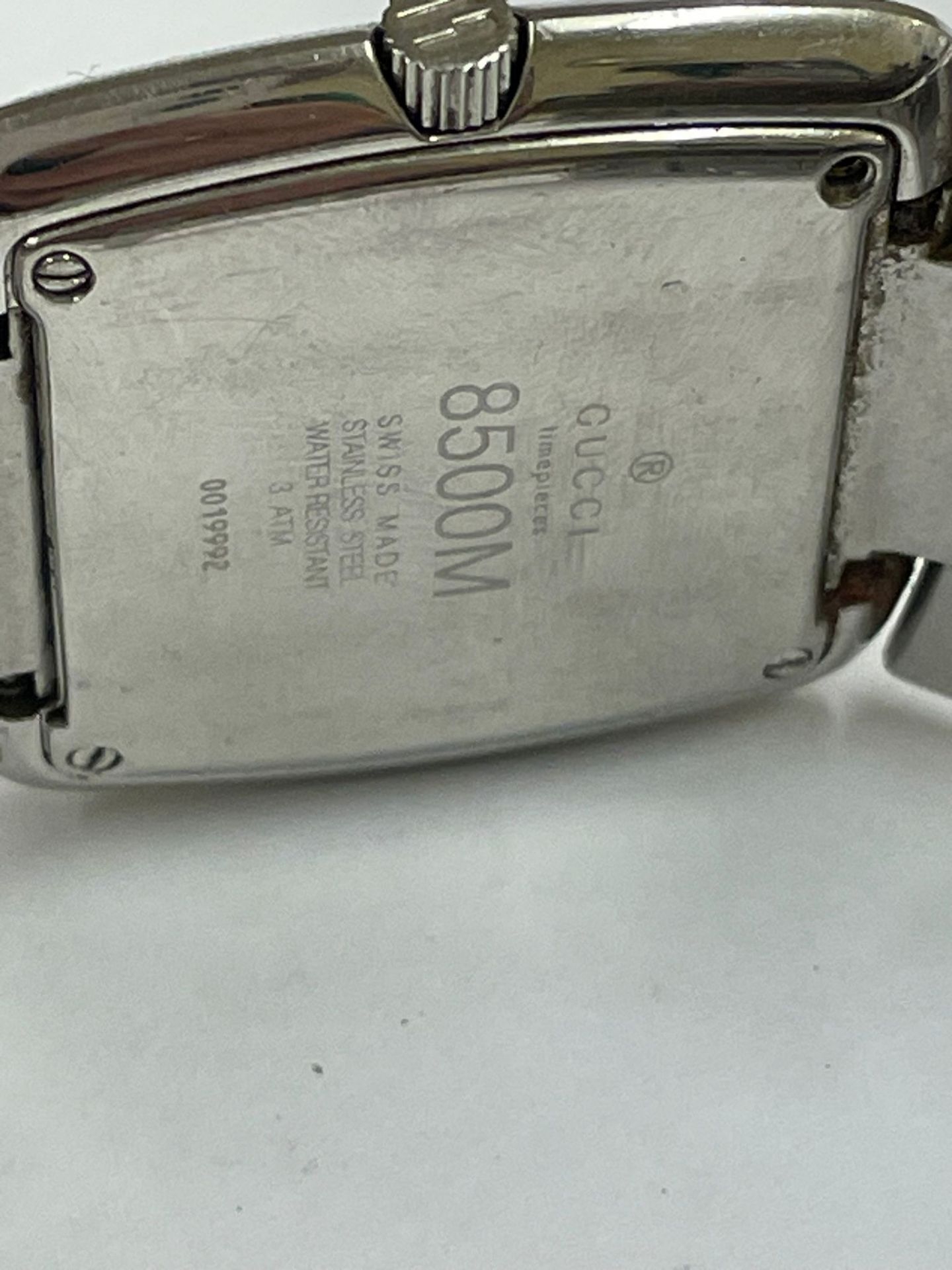 A Gents Gucci 8500M quartz date watch , needs battery as found . - Bild 4 aus 4