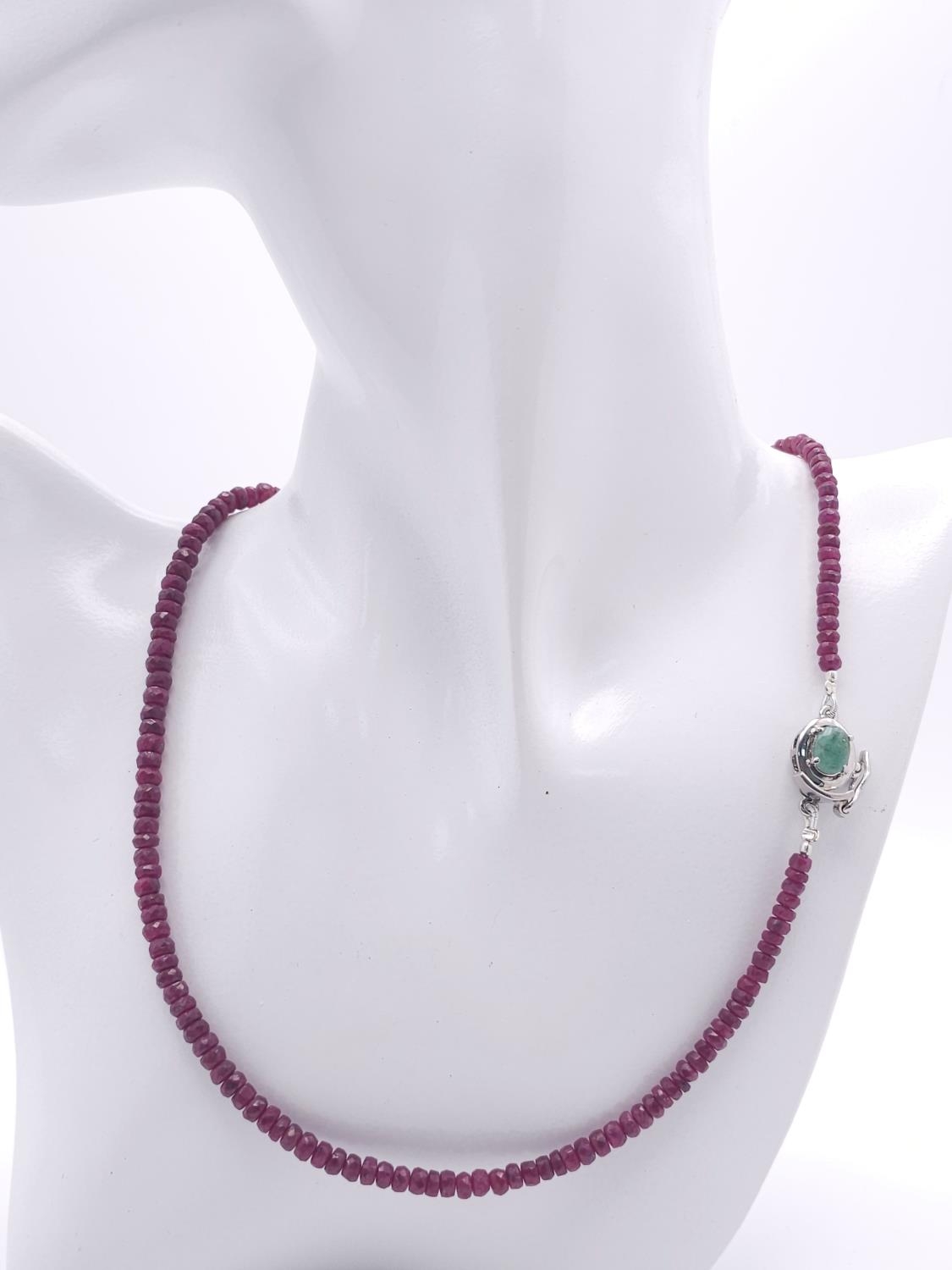 A 110ctw Ruby Rondelle Gemstone Single Strand Necklace with Emerald and 925 Silver clasp. 44cm. Ref: - Image 6 of 6