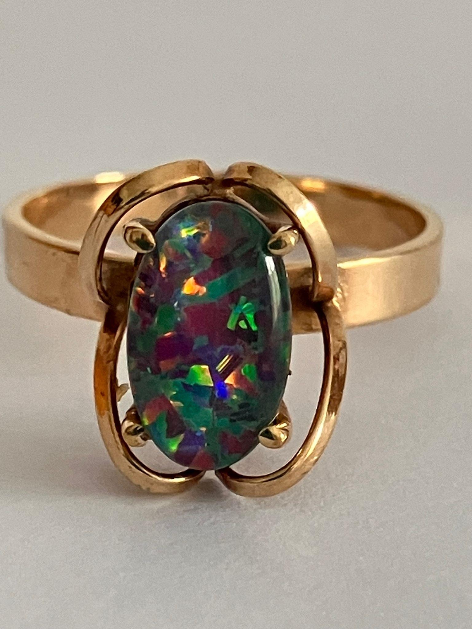Stunning 9 carat GOLD, BLACK OPAL RING. Having a Black Fire Streak Opal set to top in Cathedral - Image 2 of 3
