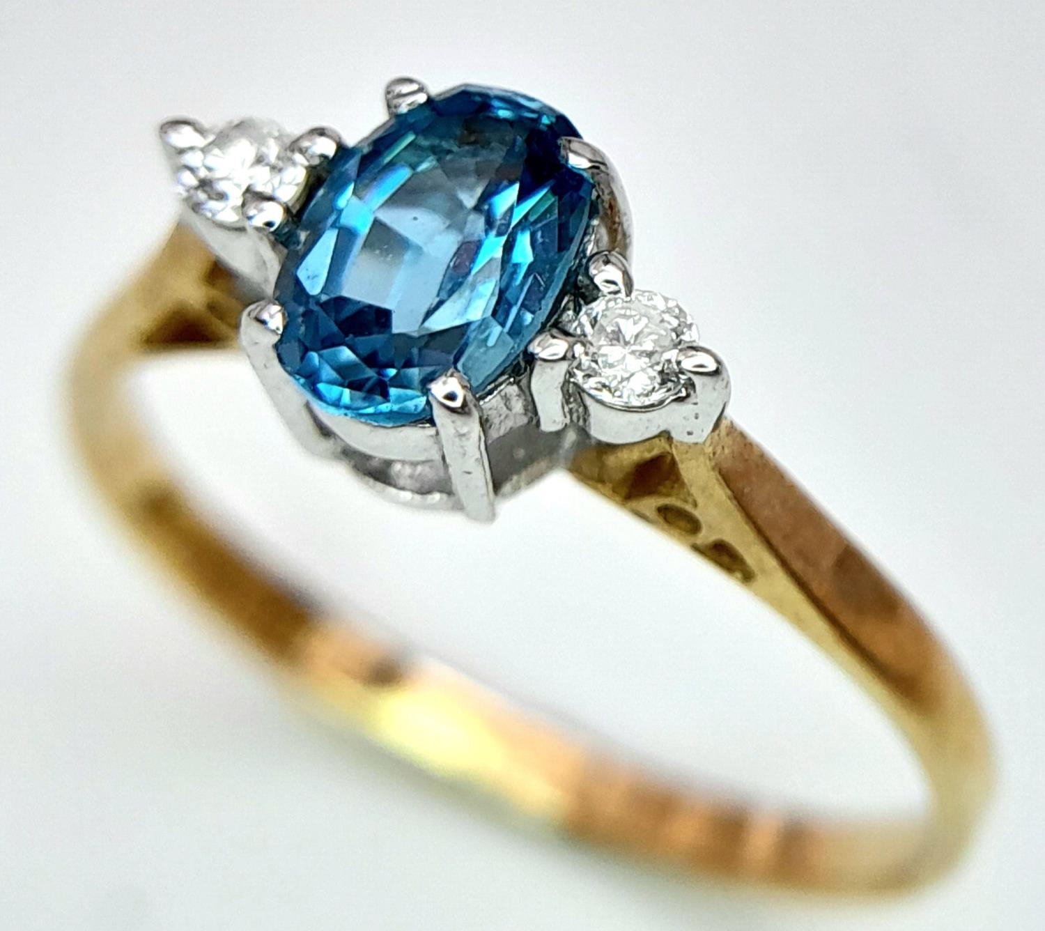 A 9K YELLOW GOLD DIAMOND & BLUE TOPAZ 3 STONE RING 1.4G SIZE M. ref: SPAS 9012 - Image 2 of 5