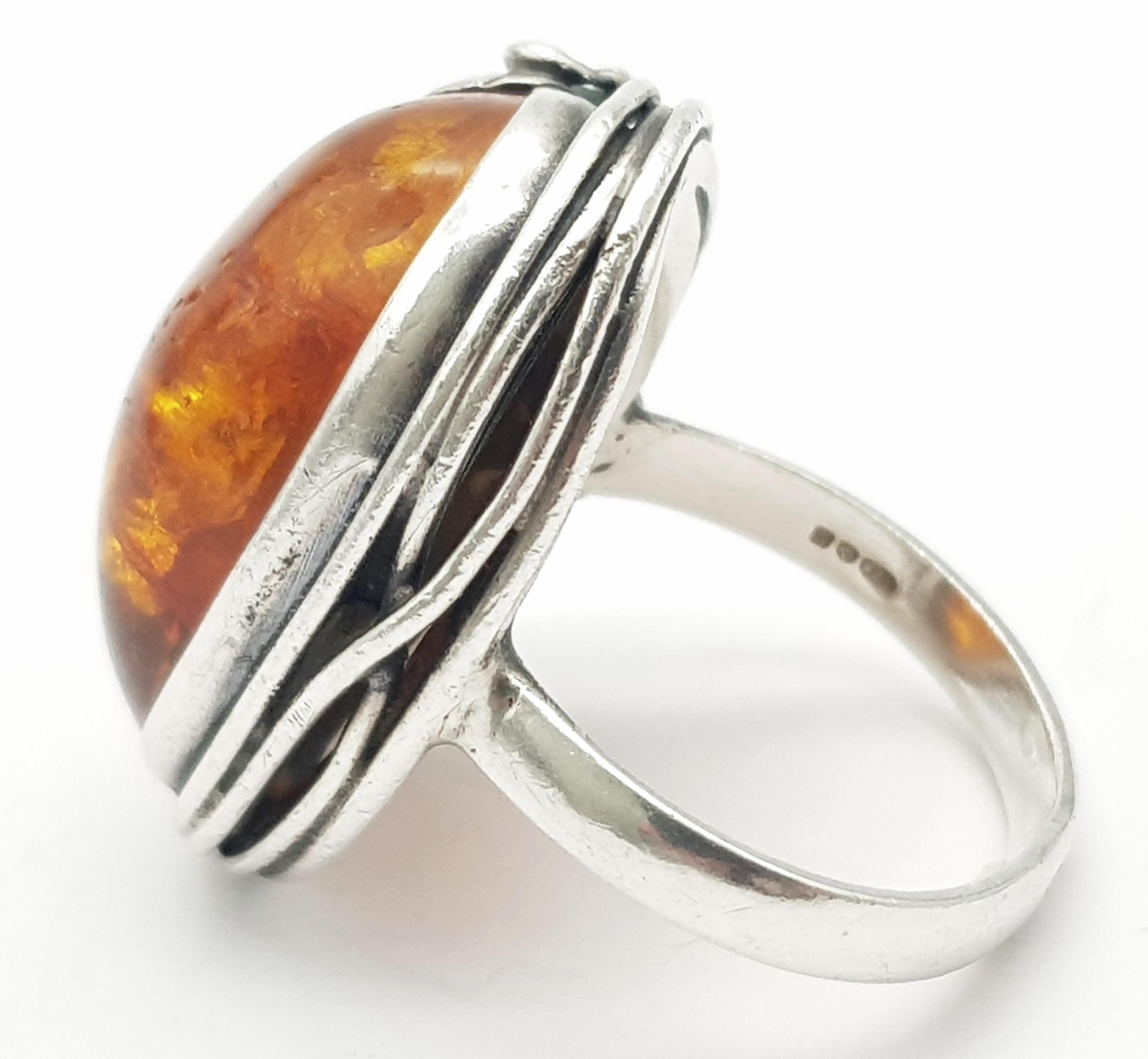 A Vintage Sterling Silver Hallmarked 1991 Ornate Mounted Amber Cabochon Ring Size P. Set with a 2. - Image 5 of 5