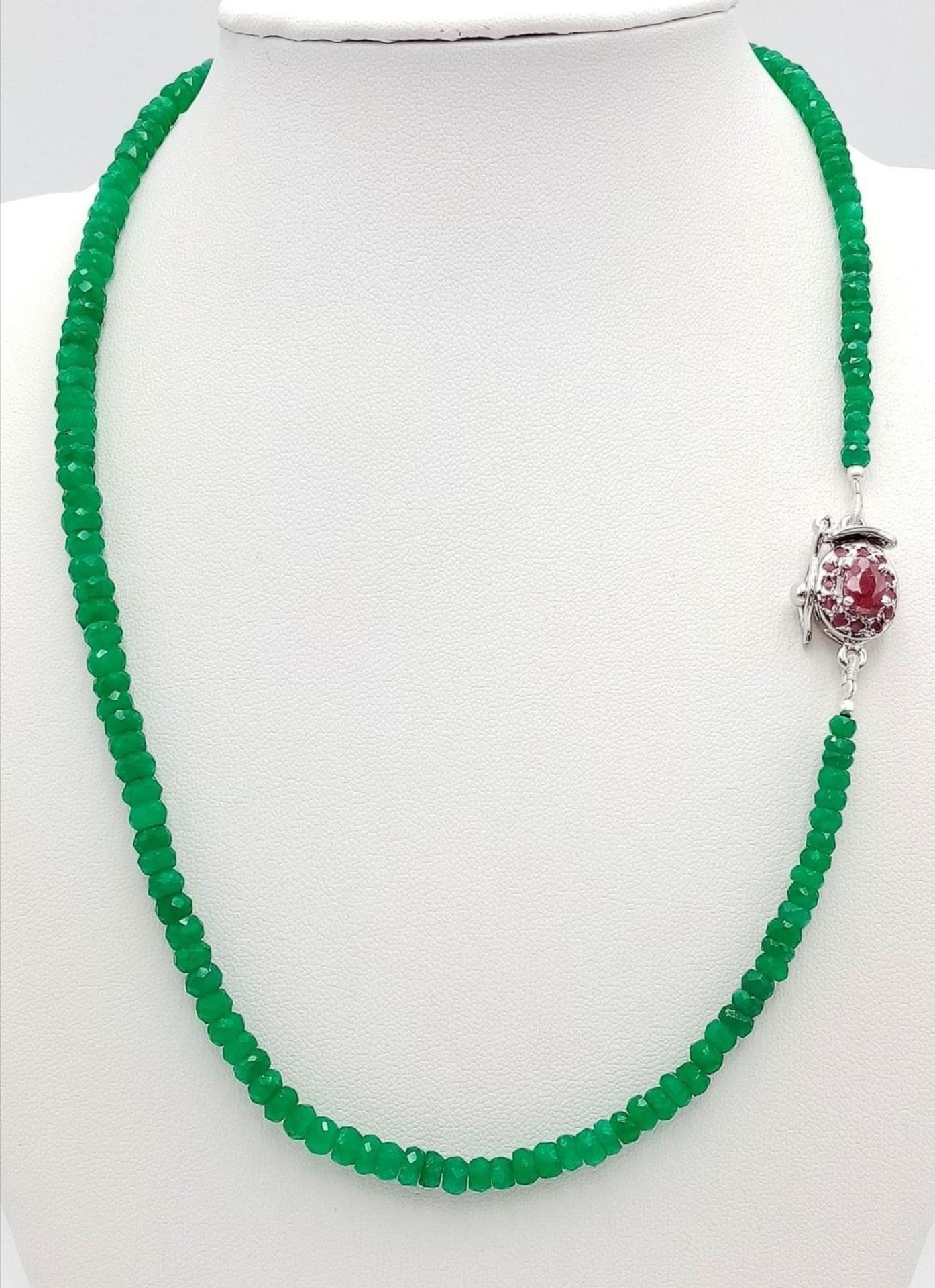 A 95ct Single Strand Emerald Rondelle Necklace with a Ruby and 925 Silver Clasp. 44cm. Ref: Cd-1285