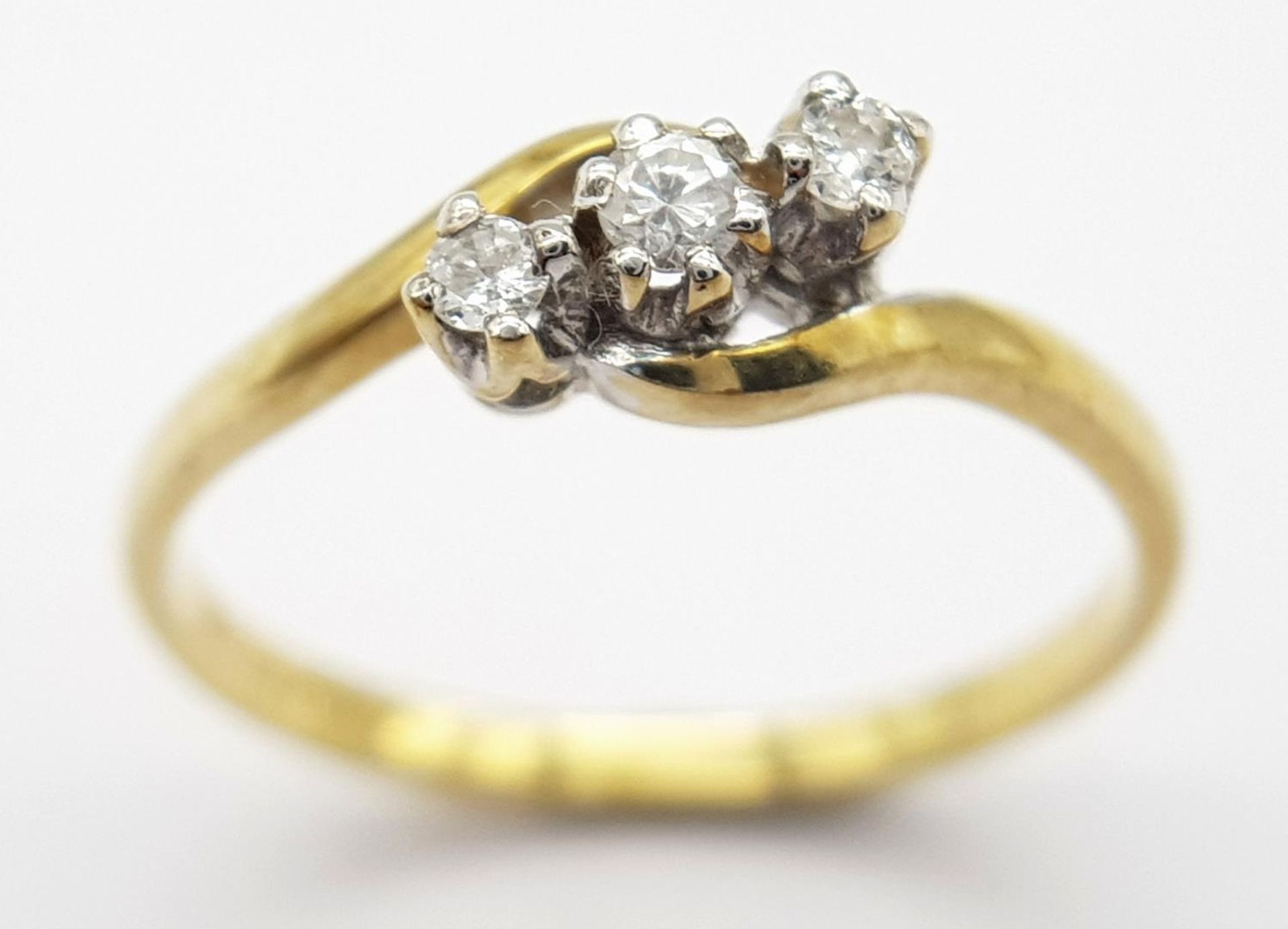 A 9K YELLOW GOLD 3 STONE DIAMOND TWIST RING 0.12CT 1.5G SIZE N. ref: SPAS 9028 - Bild 3 aus 5