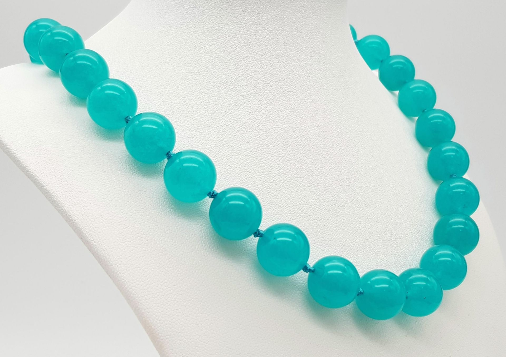 A Sky Blue Chalcedony Beaded Necklace. Perfect for when the Sun finally comes out! 14mm beads. - Bild 2 aus 4