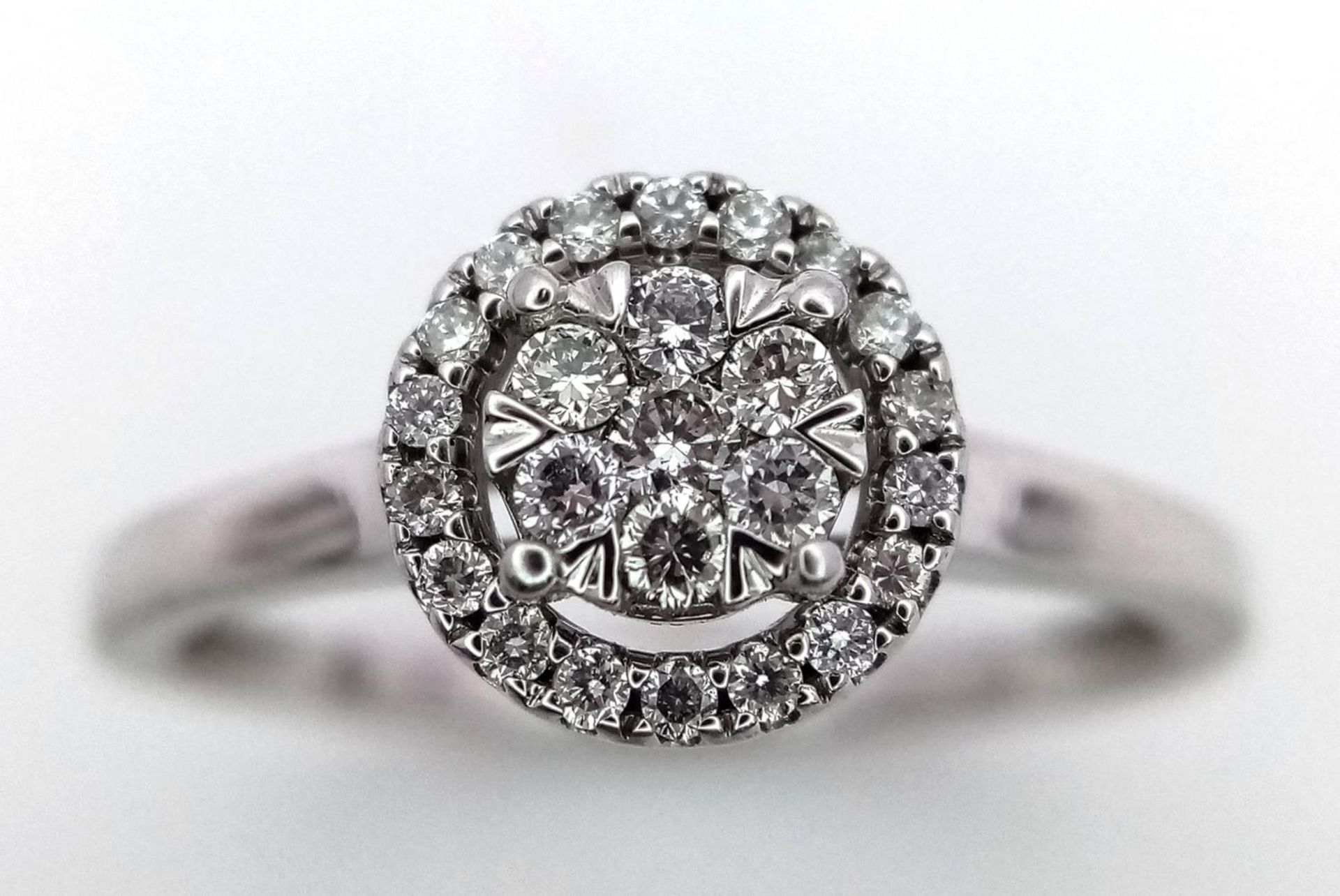 A 9K White Gold Diamond Cluster Ring. A circle of round cut diamonds with a halo of smaller round - Bild 2 aus 5