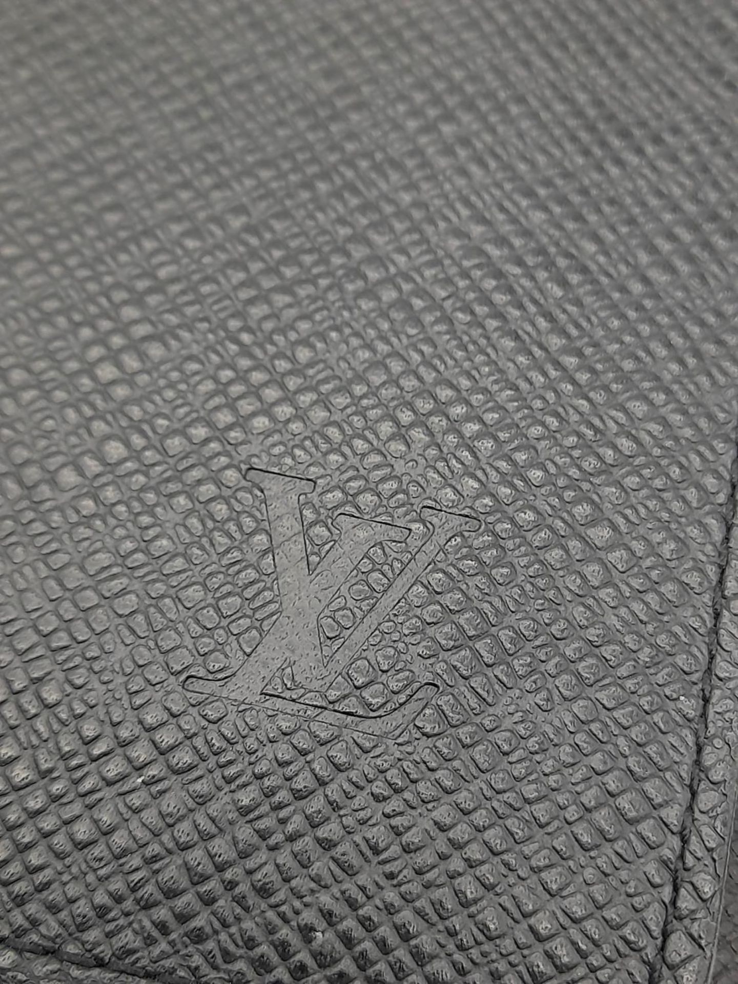 A Louis Vuitton Business Planner Case. Coated canvas exterior with LV logo in the corner. Press stud - Bild 9 aus 9