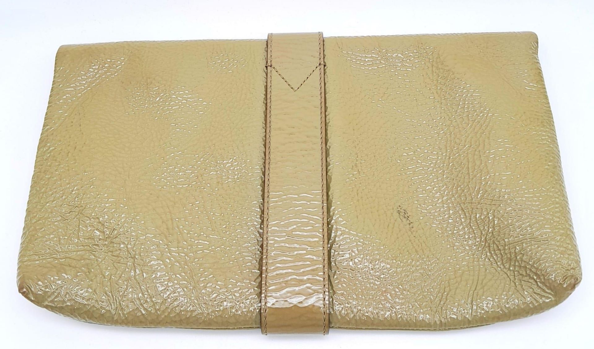A Mulberry Harriet Khaki Leather Clutch Bag. Spongy patent leather exterior with gold-tone hardware, - Bild 2 aus 10