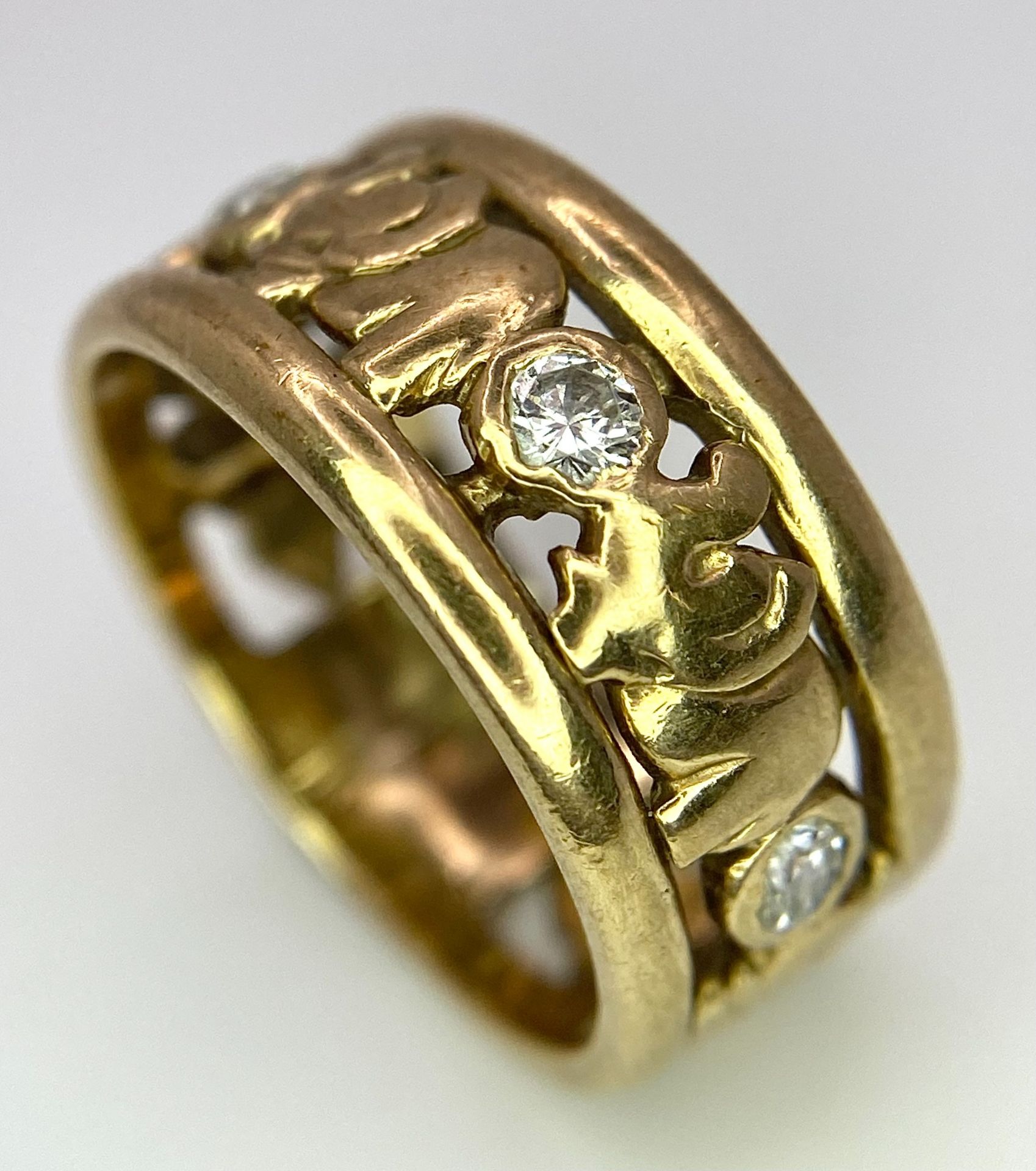 A 9K YELLOW GOLD (TESTS AS) DIAMOND SET ELEPHANT BAND RING. 0.20CT. 4.1G. SIZE J 1/2. - Bild 2 aus 5
