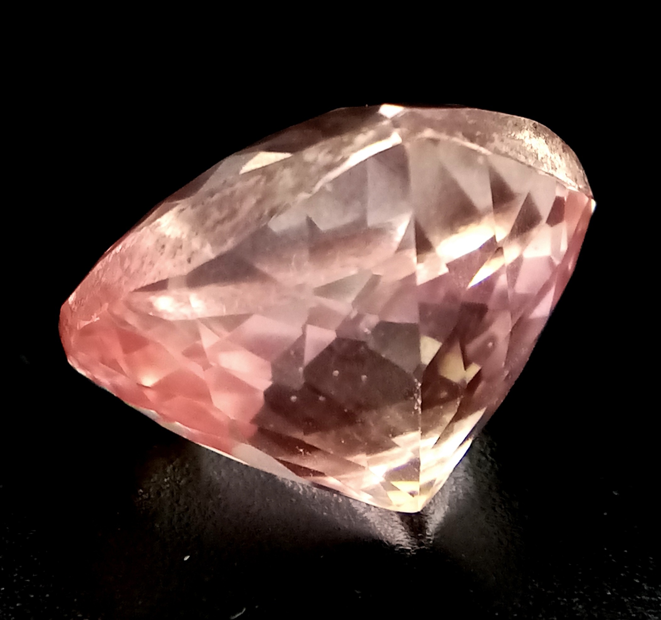 A Beautiful 25ct Heart-Shaped Pink Morganite Gemstone. Beautifully faceted and dances in the - Image 3 of 6