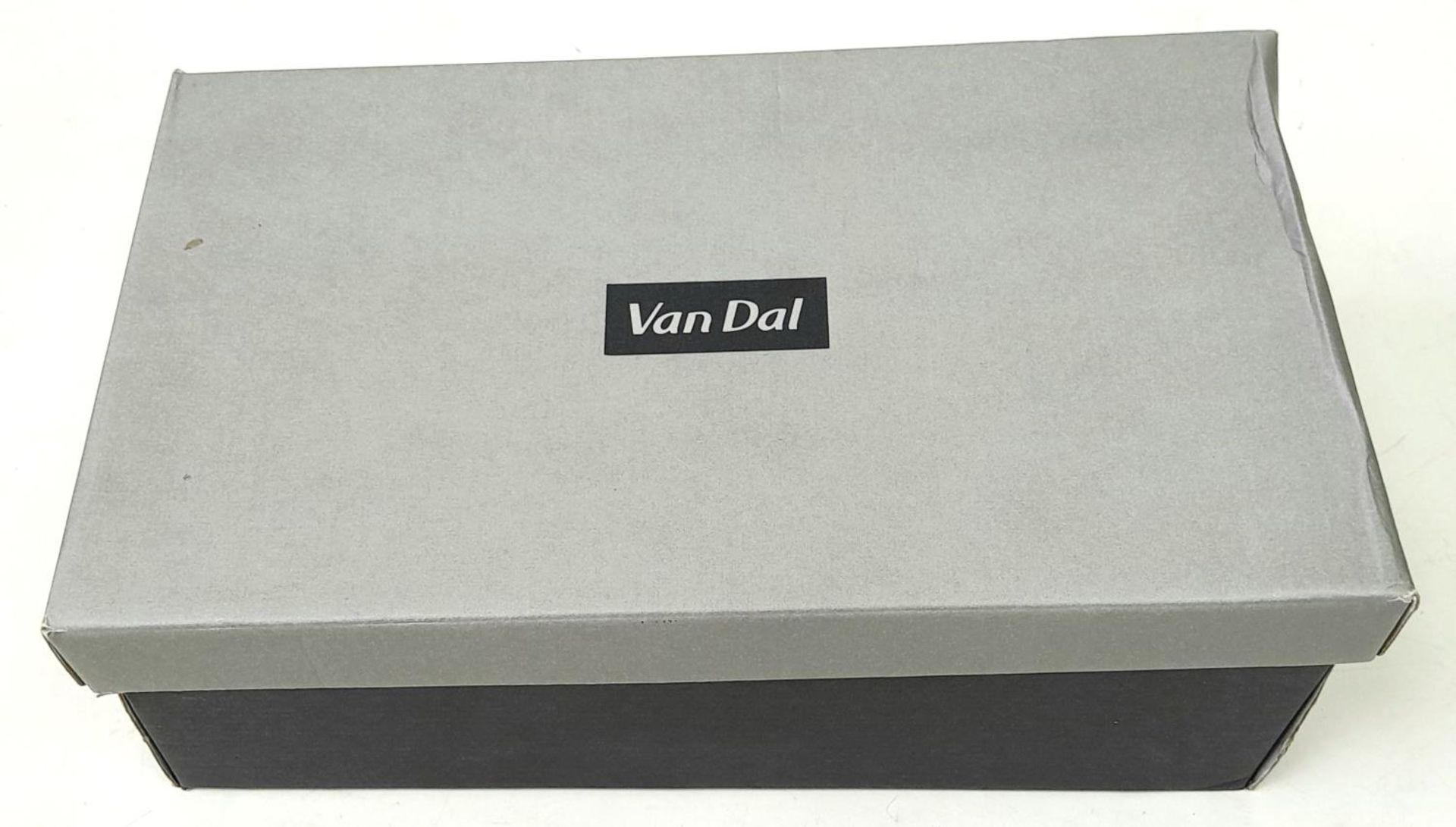 An Unused pair of "Twilight" lacquered ladies shoes by Van Dal, Size 5 ,1.5" heel. In box. - Bild 10 aus 10