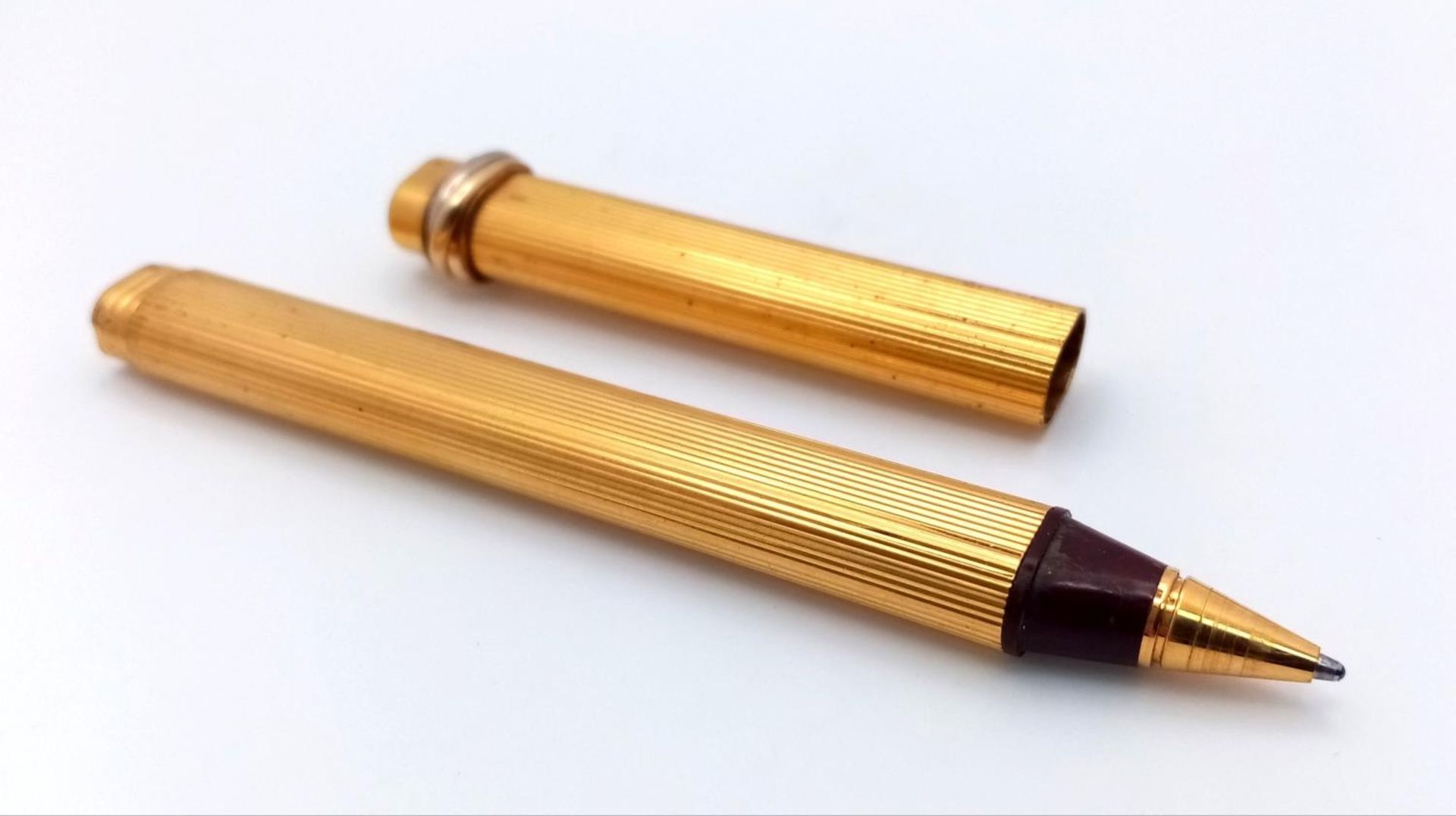 A CARTIER gold plated pen, length: 13. 7 cm, weight: 23.2 g. Ref: 17183
