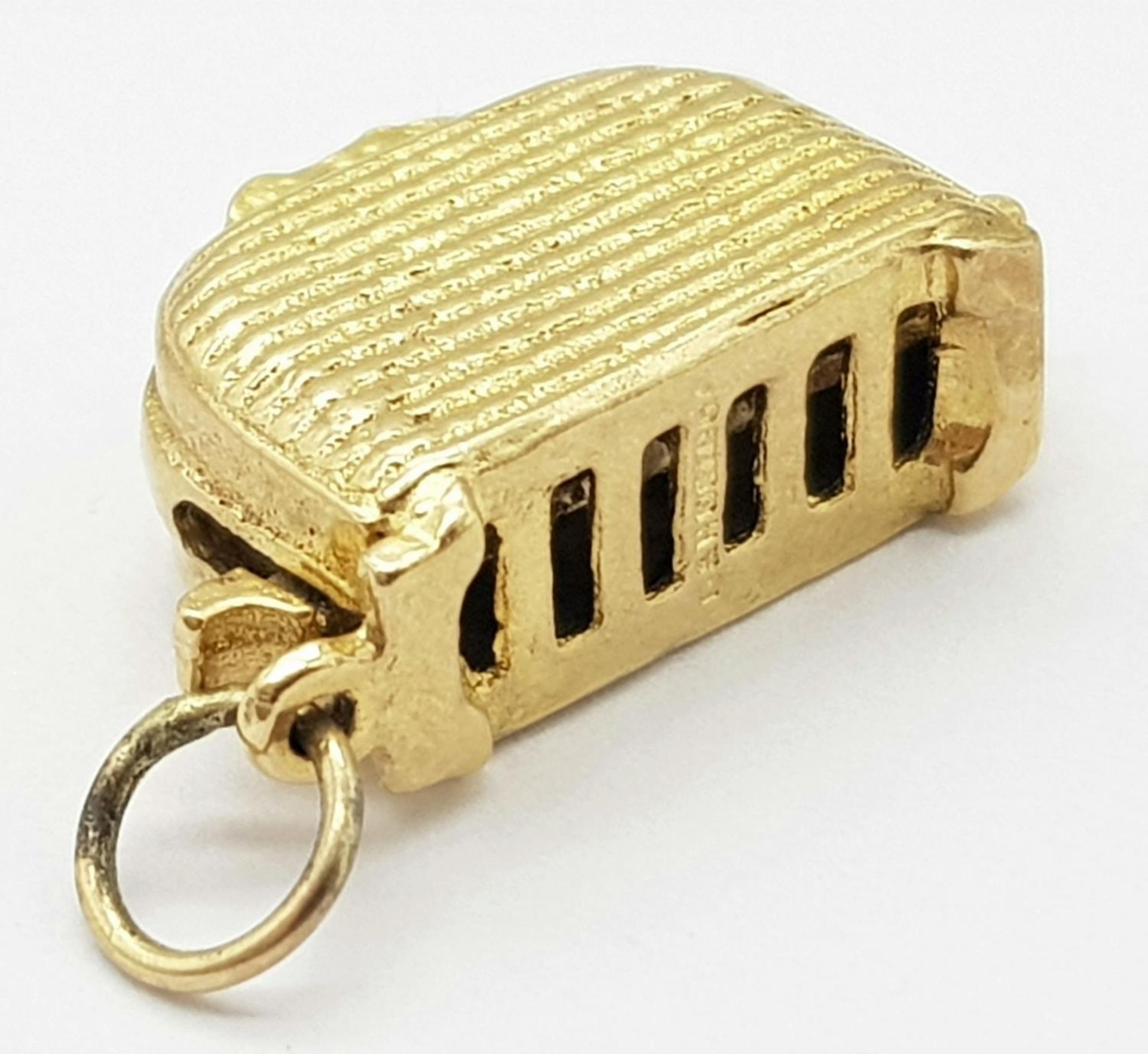 A 9K YELLOW GOLD TOASTER CHARM, WHICH HAS TOAST THAT YOU CAN FLIP OUT VERY CUTE 5.5G , approx 20mm x - Bild 3 aus 5