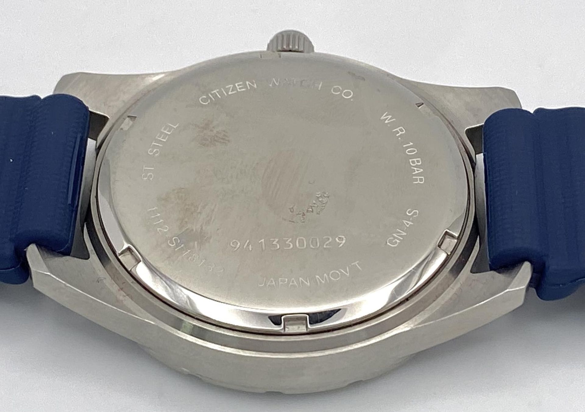 A Citizen Quartz Gents Watch. Blue rubber strap. Stainless steel case - 42mm. Blue dial with date - Image 6 of 6