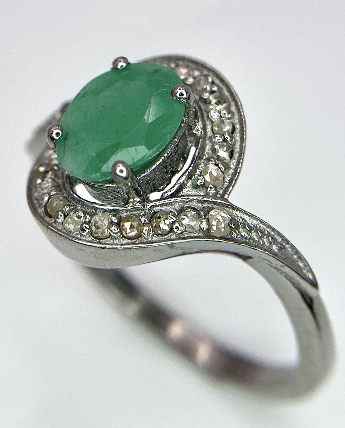 An Emerald Ring with a Rose Cut Diamond Surround. Set in 925 Sterling silver. Emerald - 0.70ct. - Bild 5 aus 7
