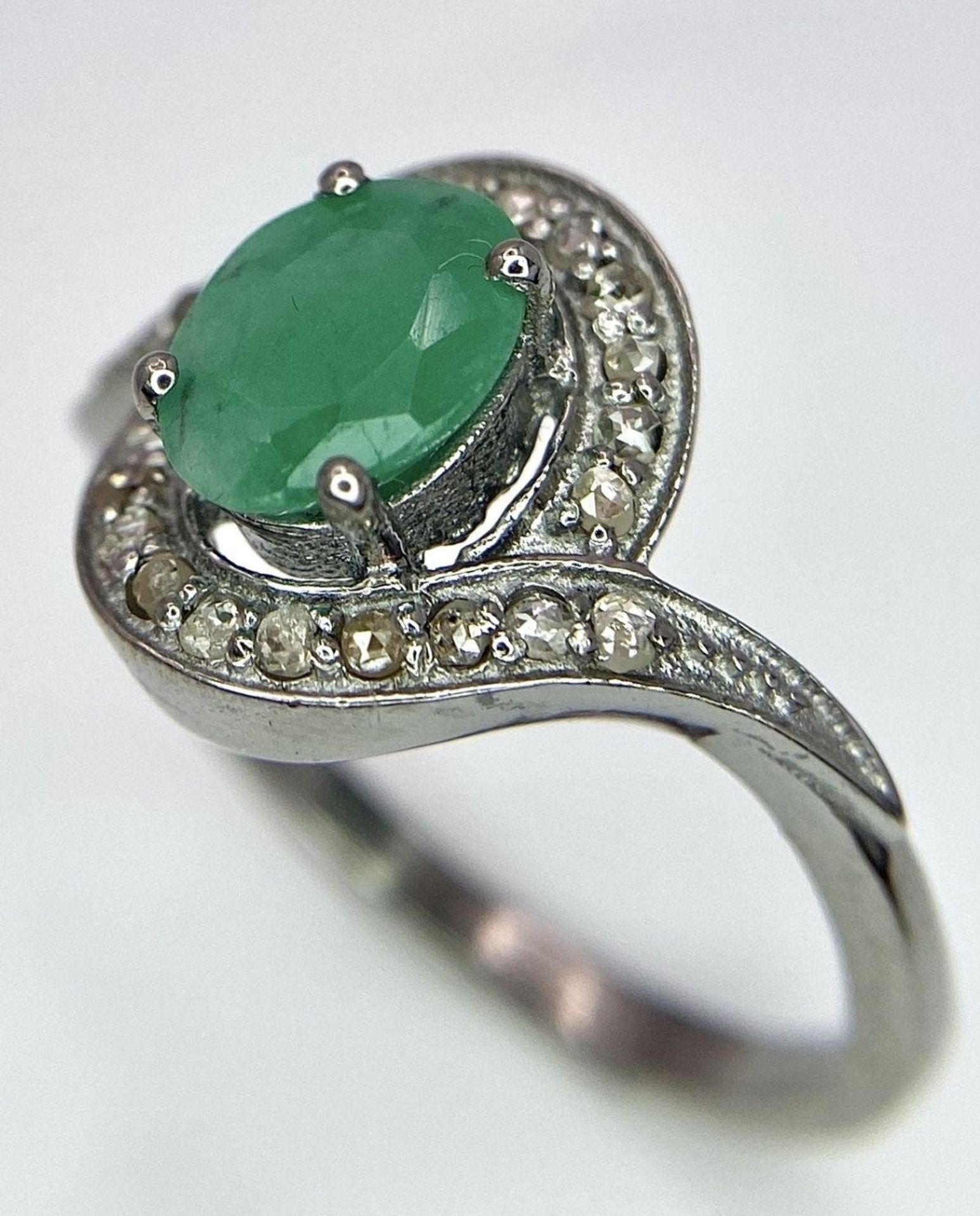 An Emerald Ring with a Rose Cut Diamond Surround. Set in 925 Sterling silver. Emerald - 0.70ct. - Image 5 of 7